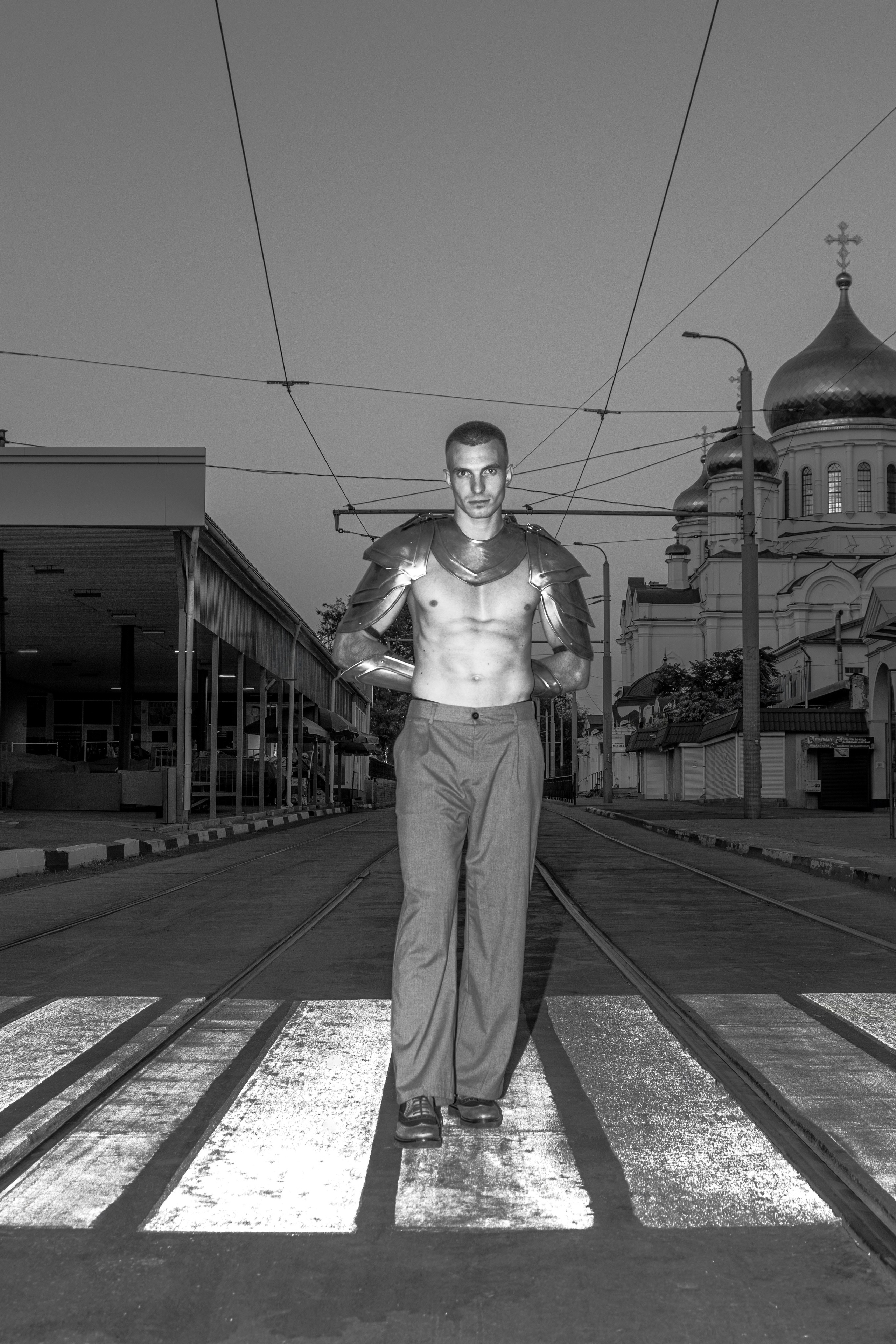 Сергей Сутулов фитнес тренер в Ростове-на-Дону стоит стоит на фоне Центрального рынка на пешеходном переходе