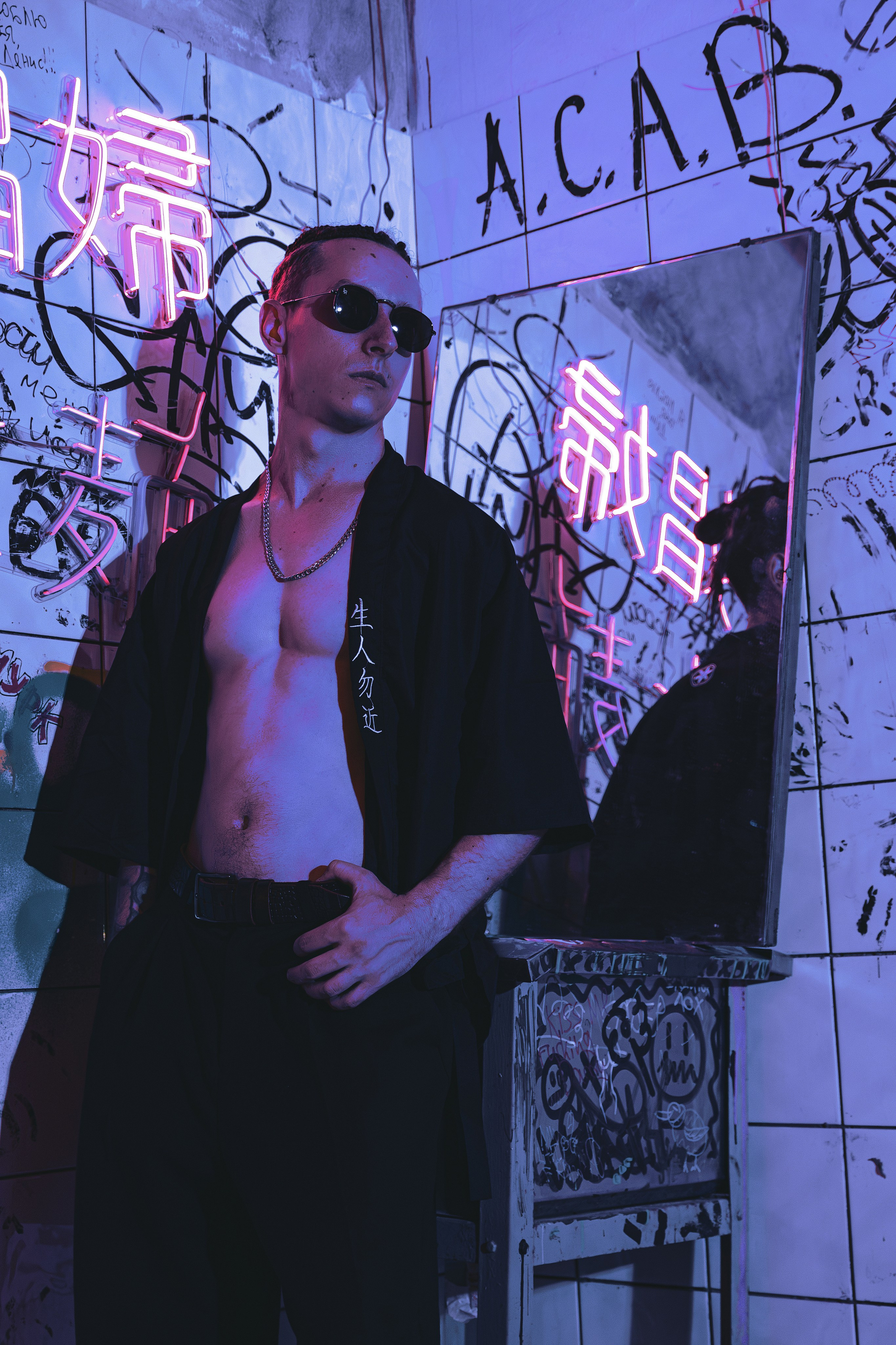 Мужская фотосъёмка в Ростове на Дону. Креативная съёмка с Александром в неоновой студии. Мужской портрет в японском стиле