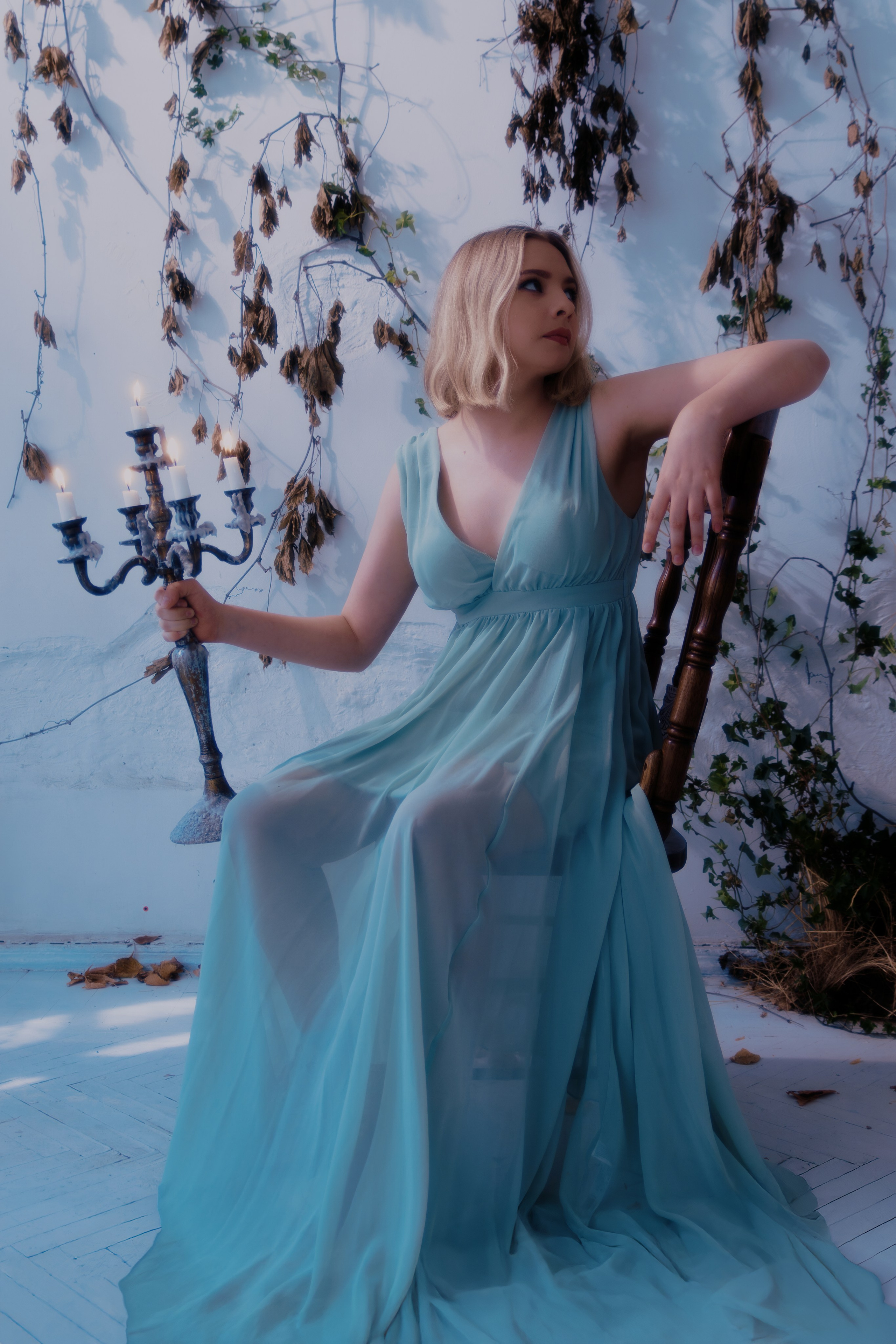 Элегантная съемка прекрасной дамы в легких доспехах с акцентом на женственность. Изящество позы контрастирует с воинственным нарядом.