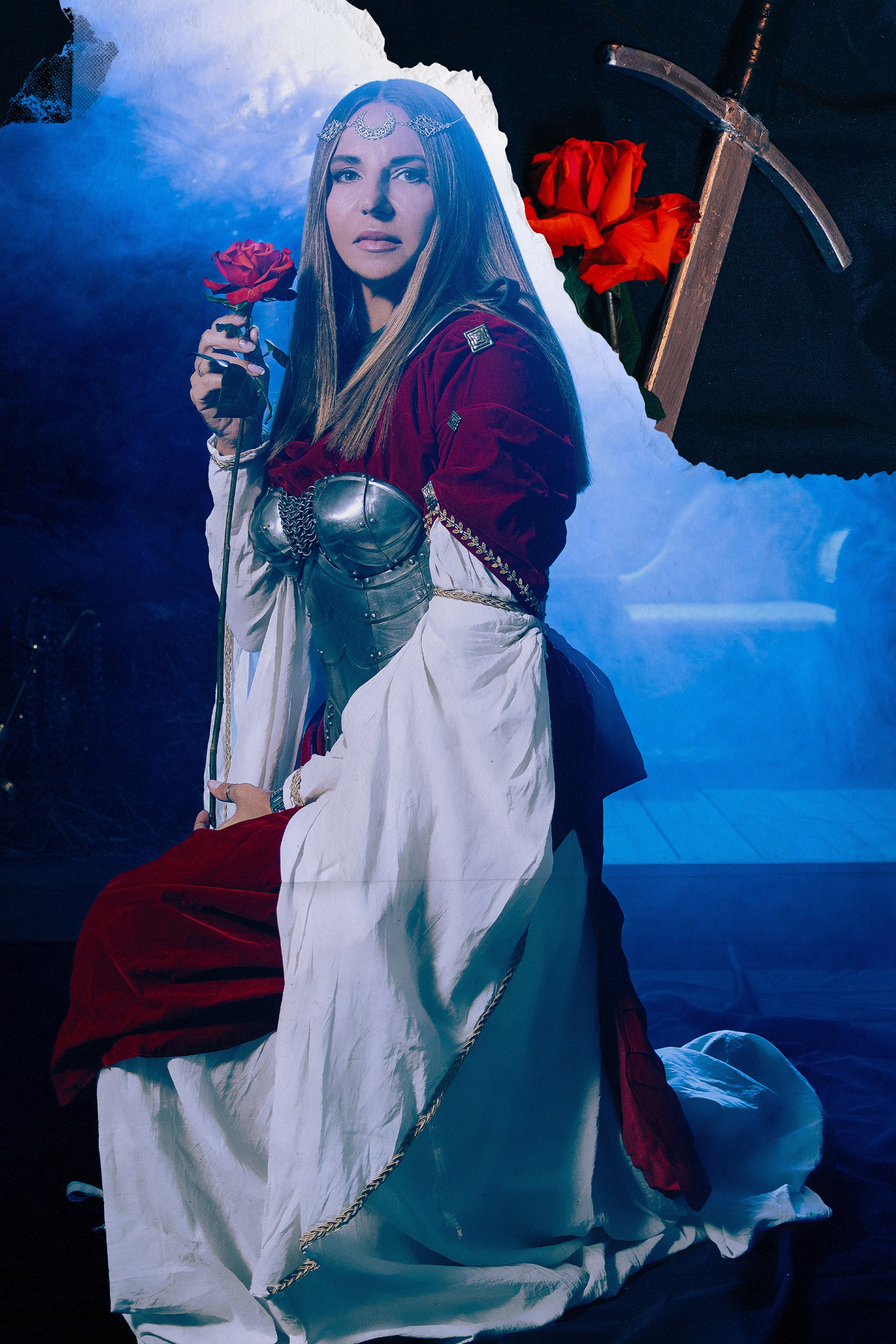 Женская фотосессия в Ростове-на-дону в образе воительницы с доспехами и мечом в поле.