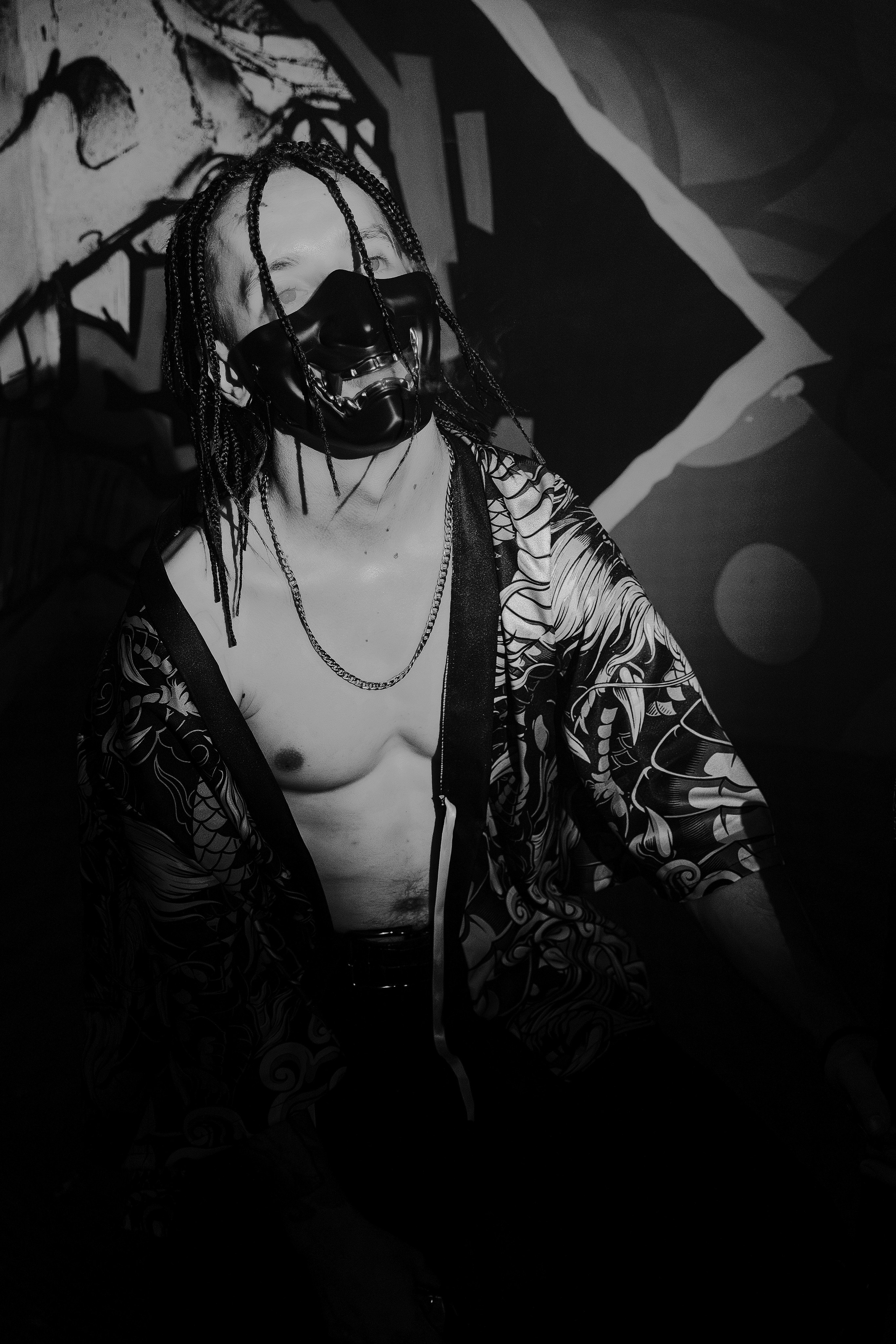 Мужская фотосъёмка в Ростове на Дону. Креативная съёмка с Александром в неоновой студии. Мужской портрет в японском стиле