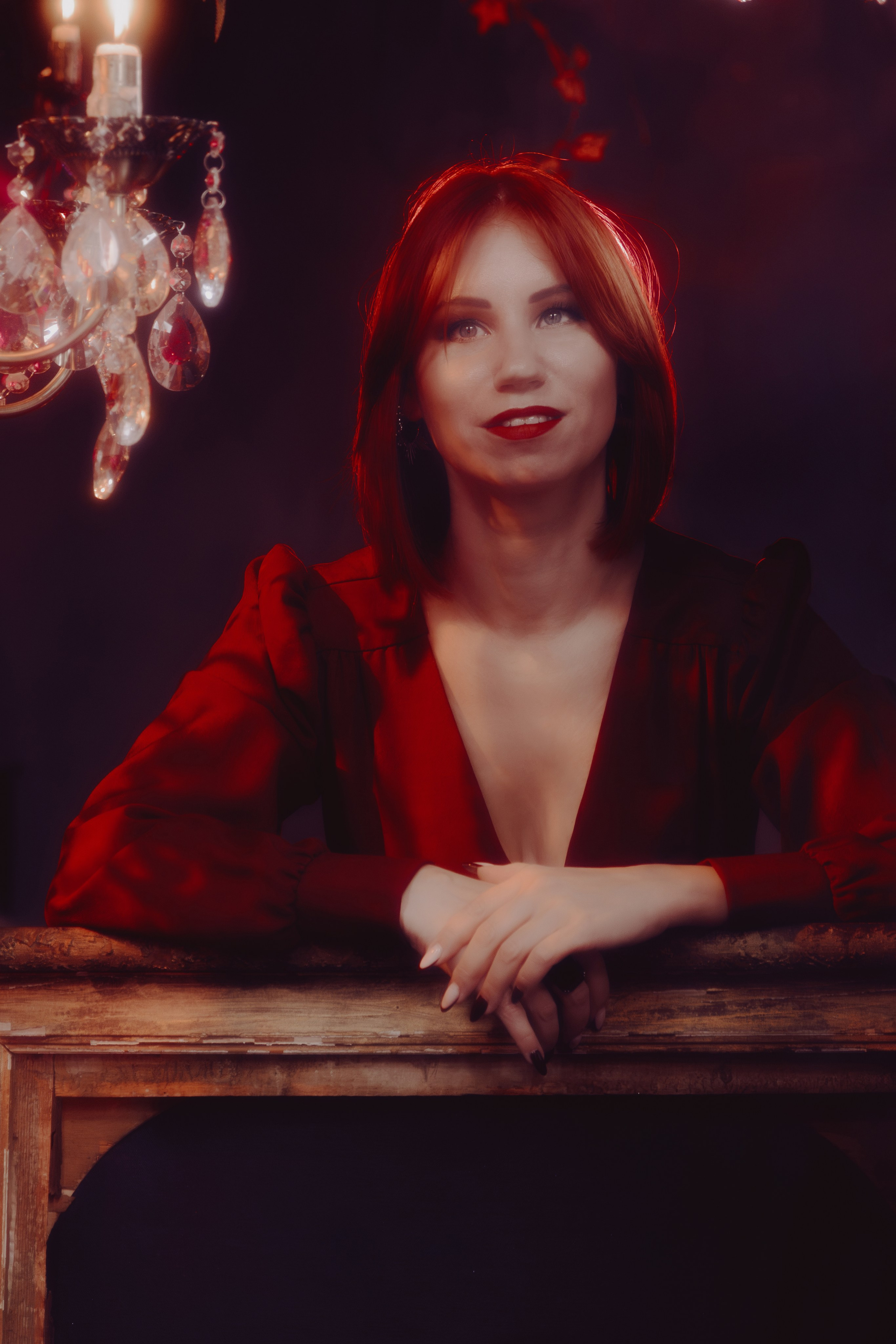 Портрет в тёплых тонах: таролог с полуулыбкой. Мягкие переходы света и тени придают лицу мягкость.