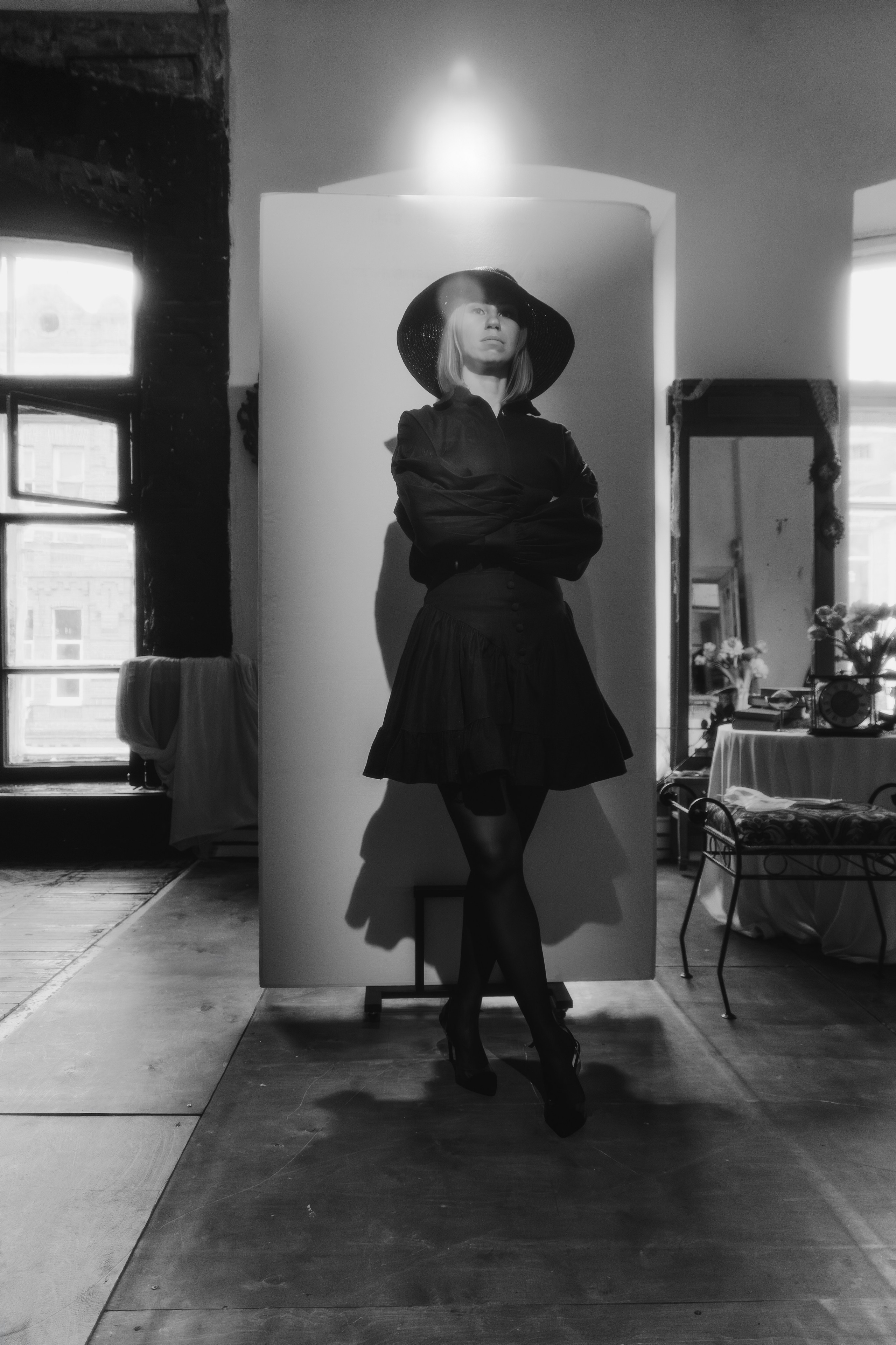 Портрет в нейтральных тонах: спокойное лицо, прямой взгляд. Равномерное освещение сохраняет натуральность.