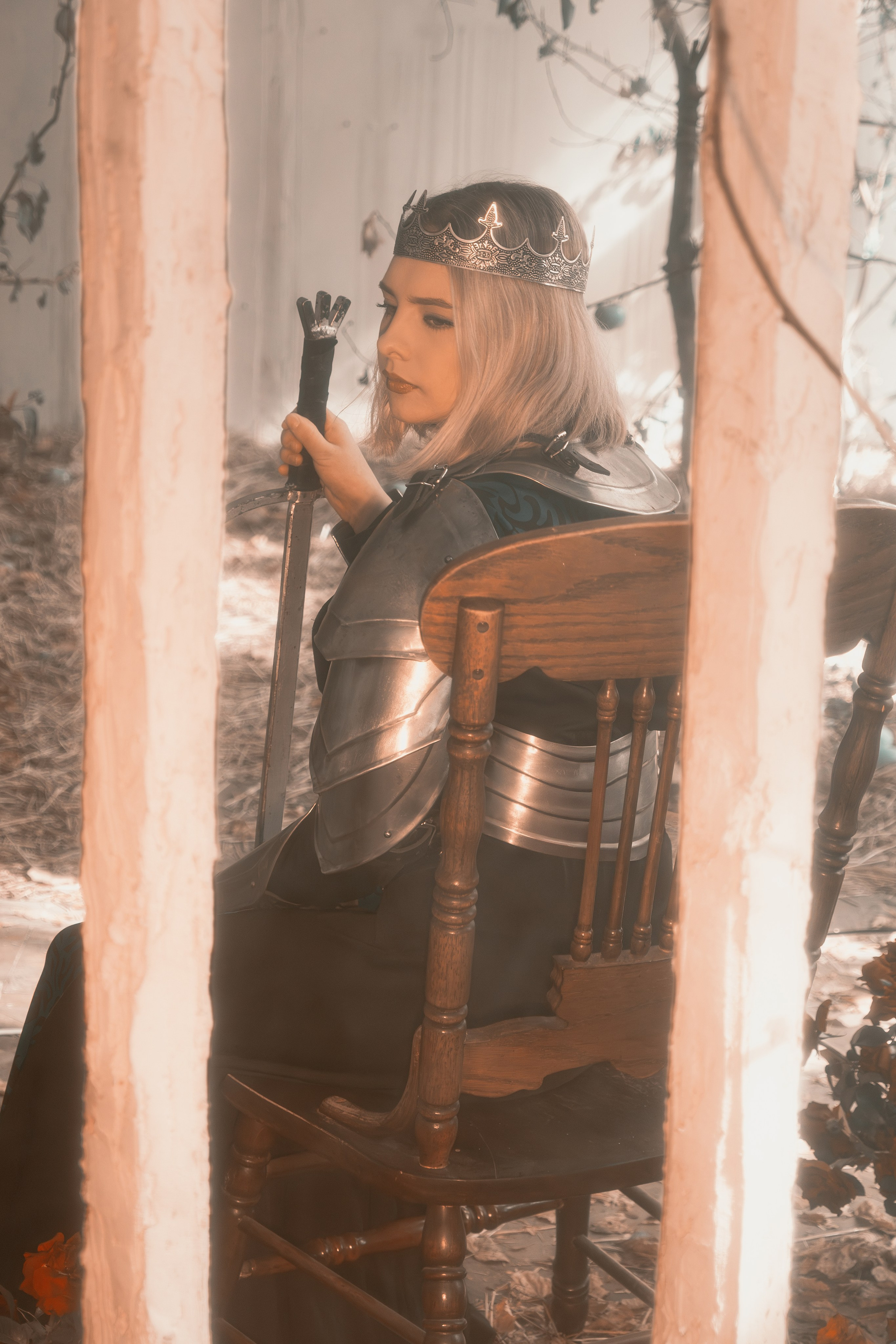 Атмосферная фотосессия прекрасной дамы в исторических доспехах в Ростове-на-Дону. Детальная проработка каждого элемента брони впечатляет зрителя.