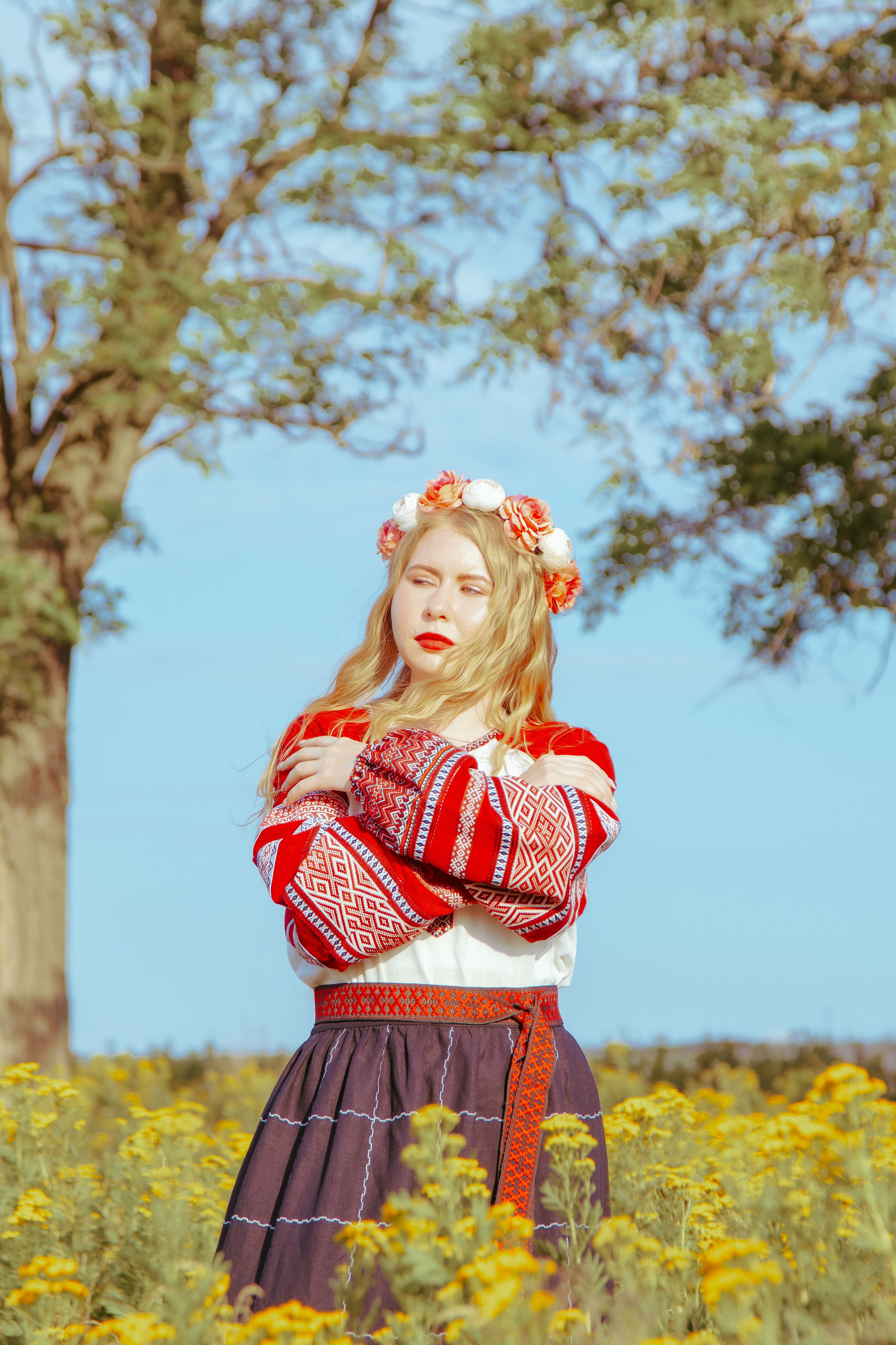 Портрет девушки в славянской фотосессии и русской одежде