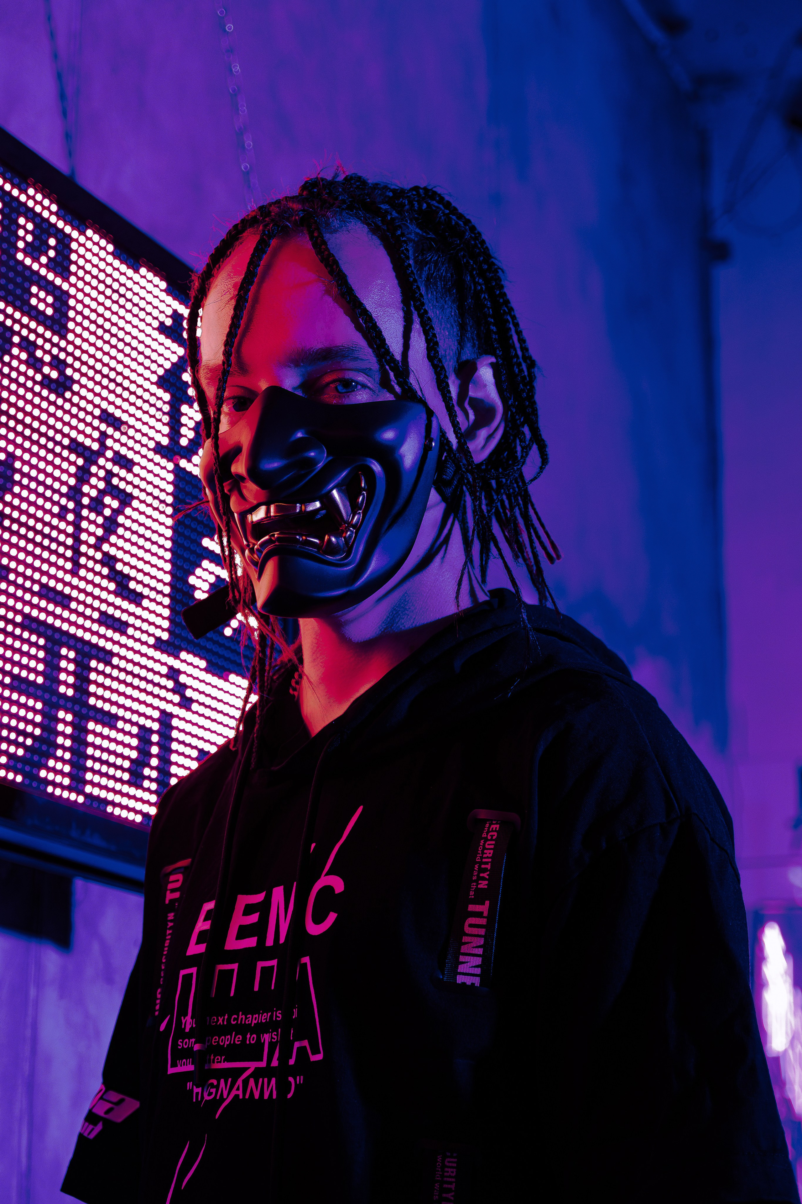 Мужская фотосъёмка в Ростове на Дону. Креативная съёмка с Александром в неоновой студии. Мужской портрет в японском стиле