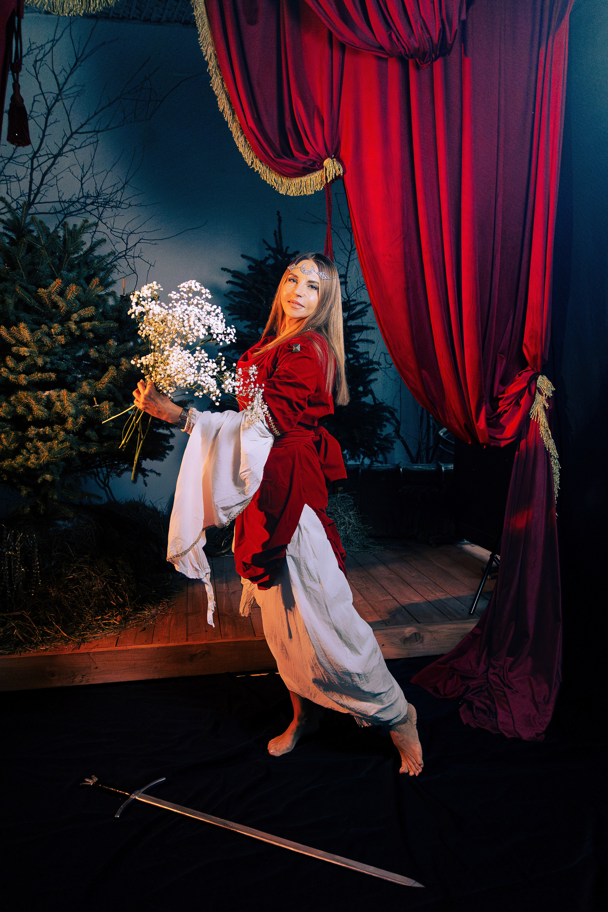 Женская фотосессия в Ростове-на-дону в образе воительницы с доспехами и мечом в поле.