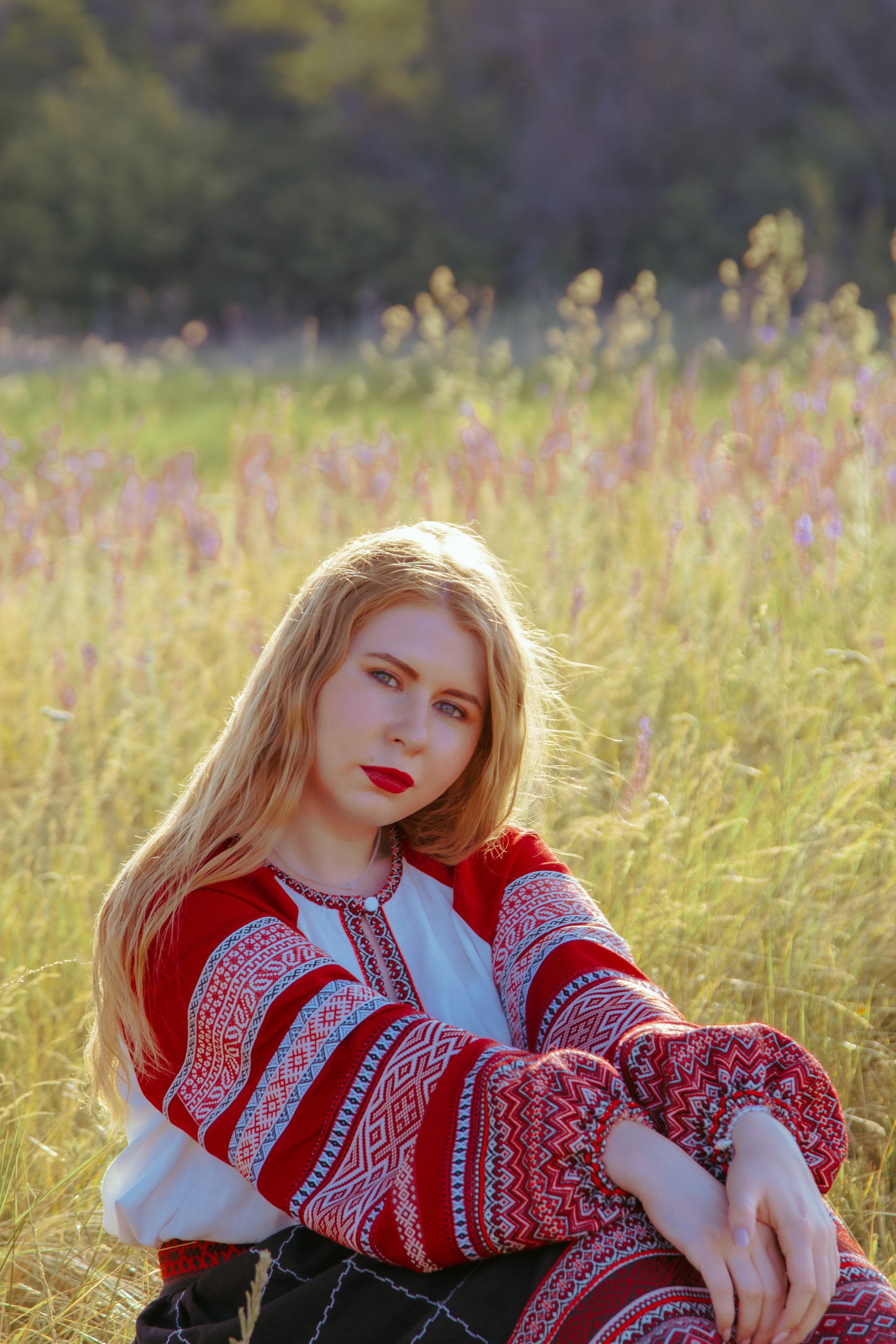 Портрет рыжей девушки в славянском платье