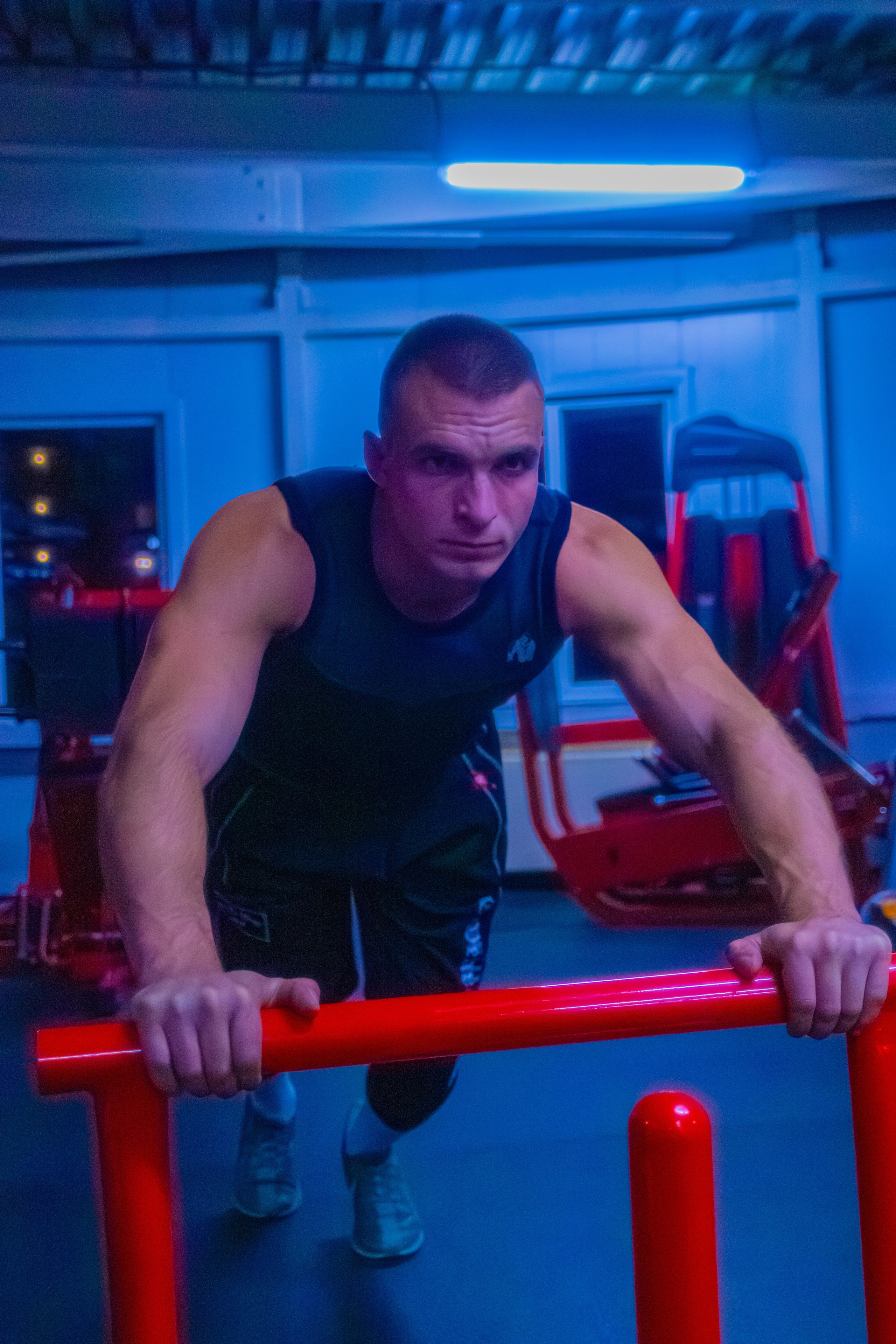 Эффектная фотография спортивного наставника, где свет подчеркивает красоту тела.