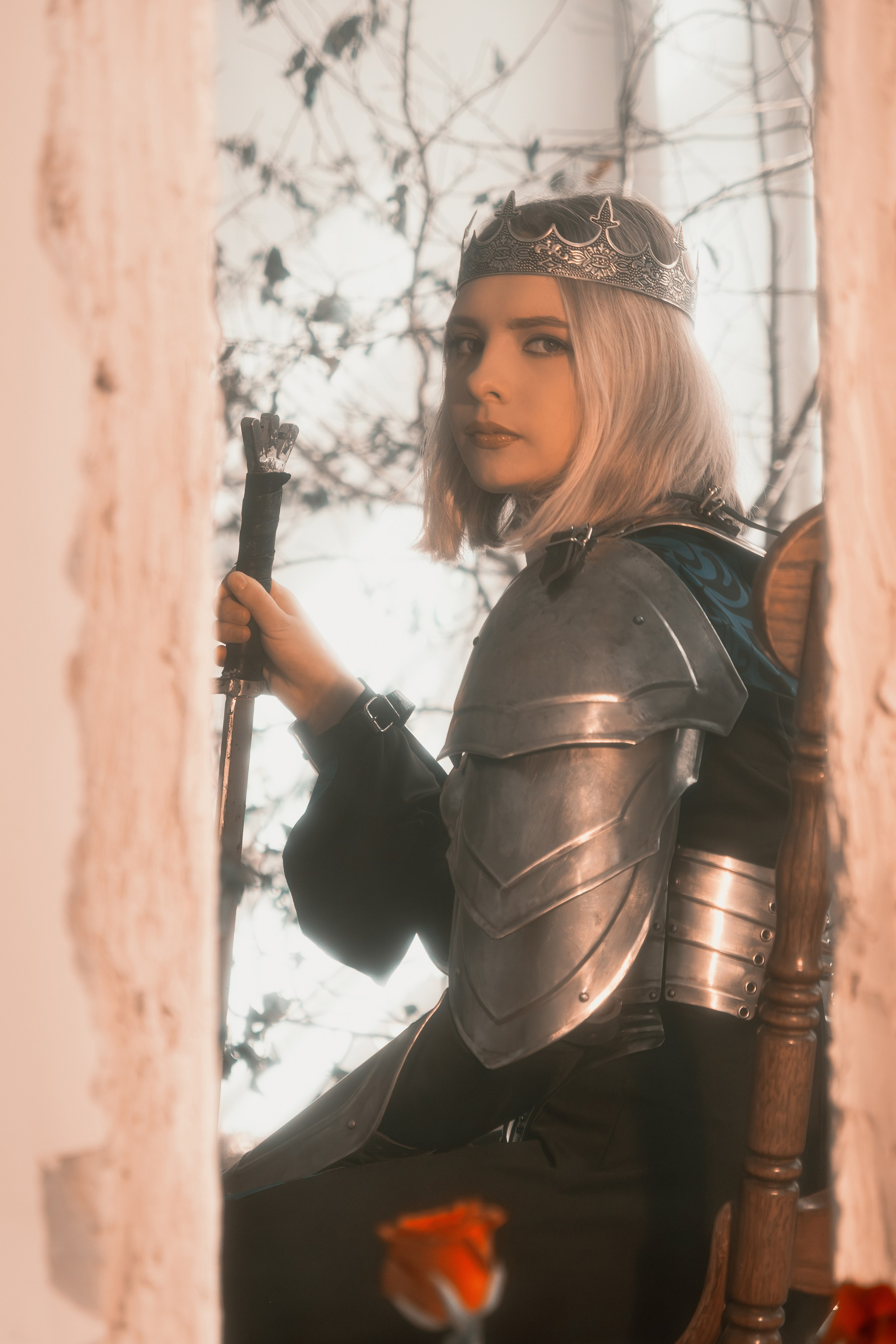 Роскошный студийный кадр девушки в блестящих рыцарских доспехах. Безупречная композиция делает снимок по-настоящему художественным.