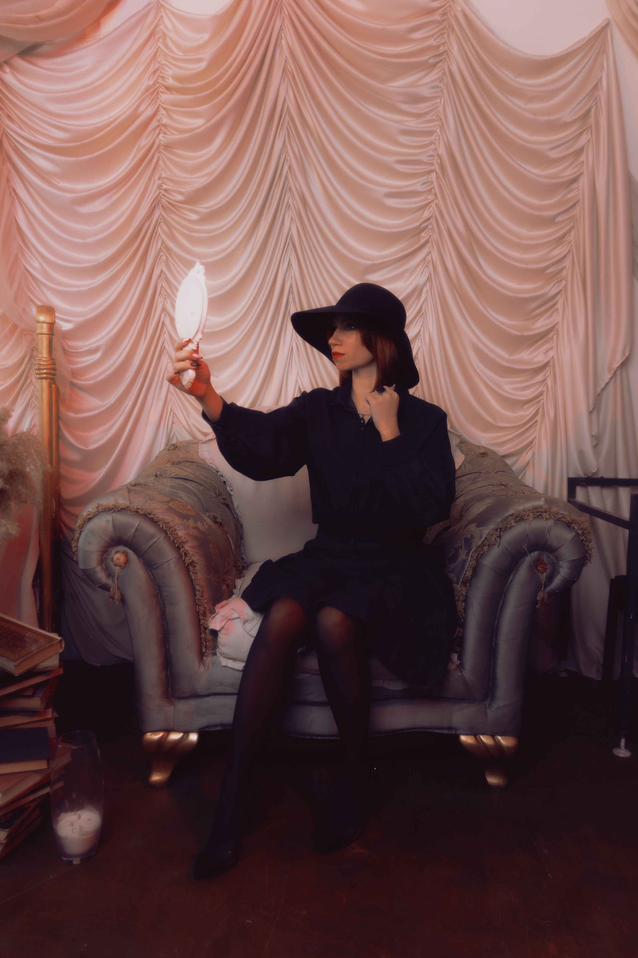 Портрет таролога в спокойном, медитативном состоянии. Мягкие тона и плавные линии создают гармонию.