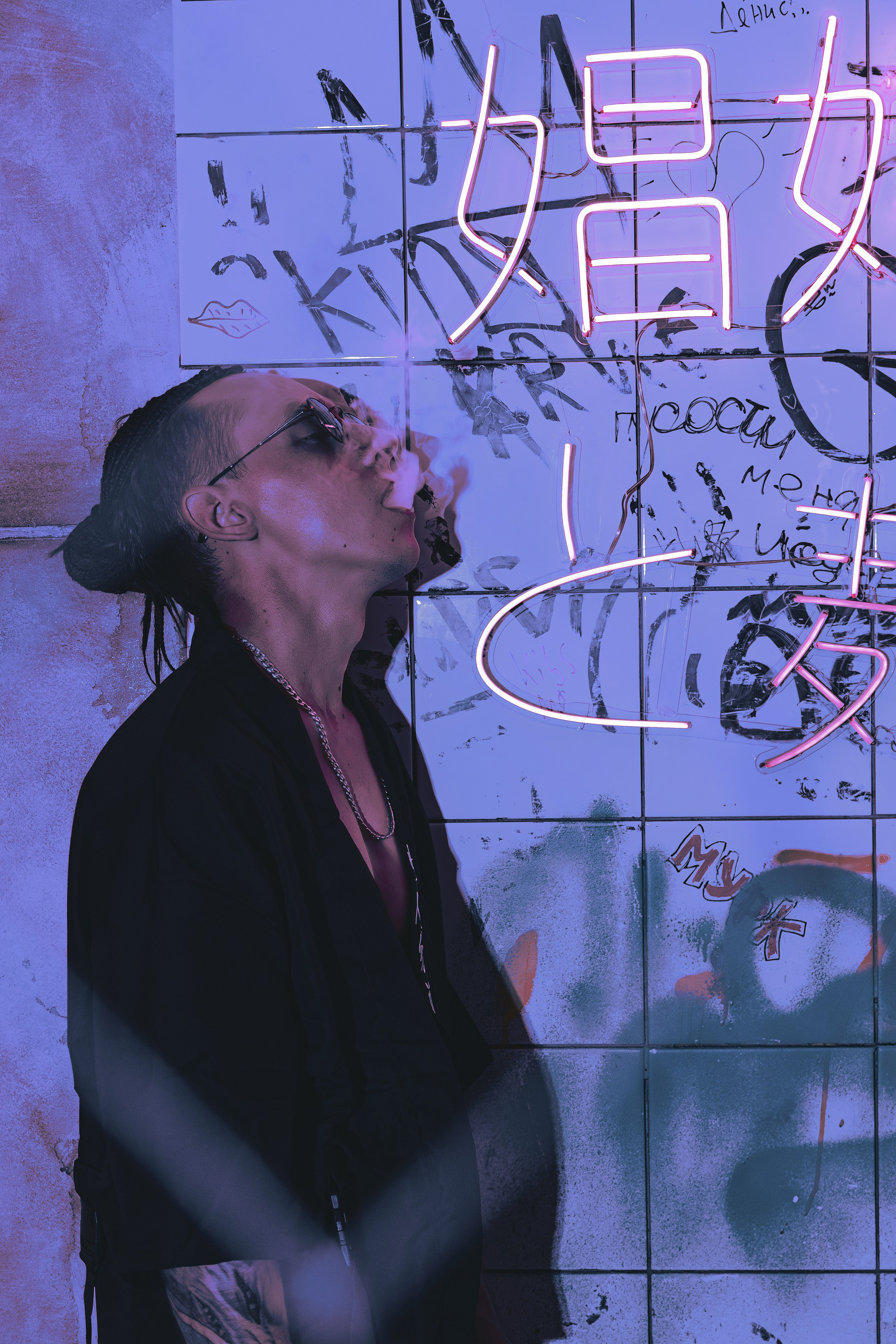 Мужская фотосъёмка в Ростове на Дону. Креативная съёмка с Александром в неоновой студии. Мужской портрет в японском стиле