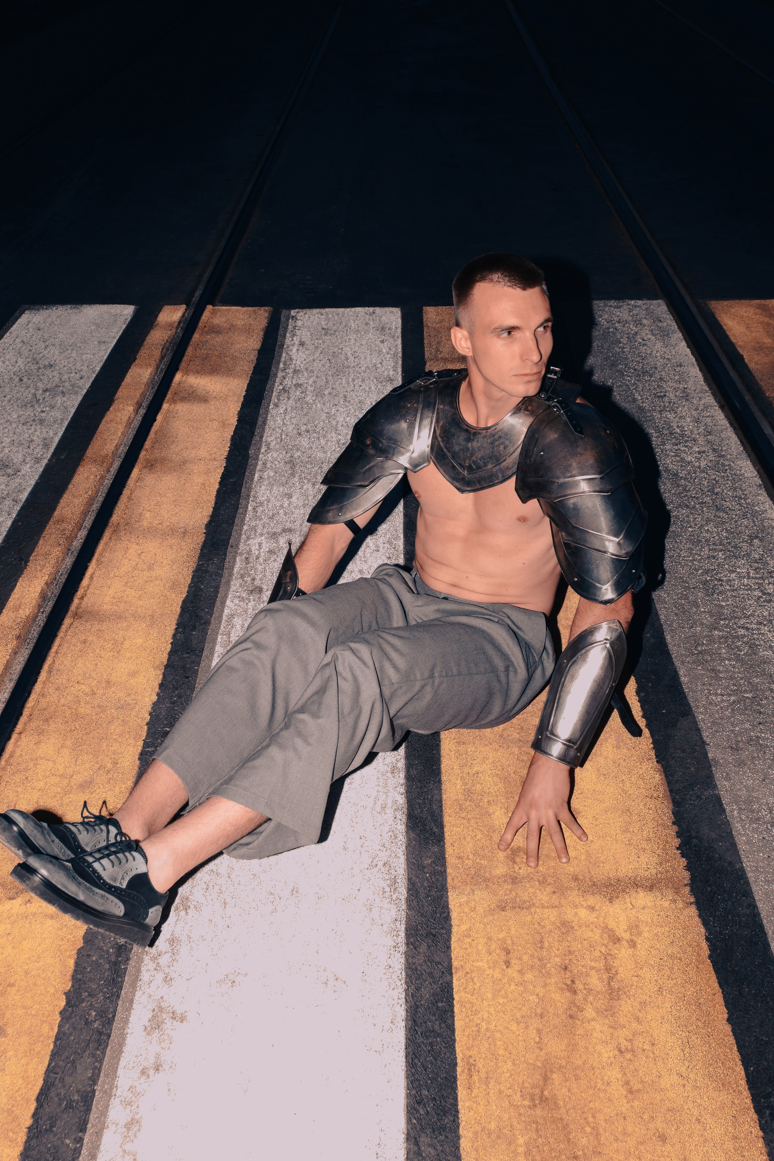 Кадр на пешеходном переходе мужчины в рыцарских доспехах 