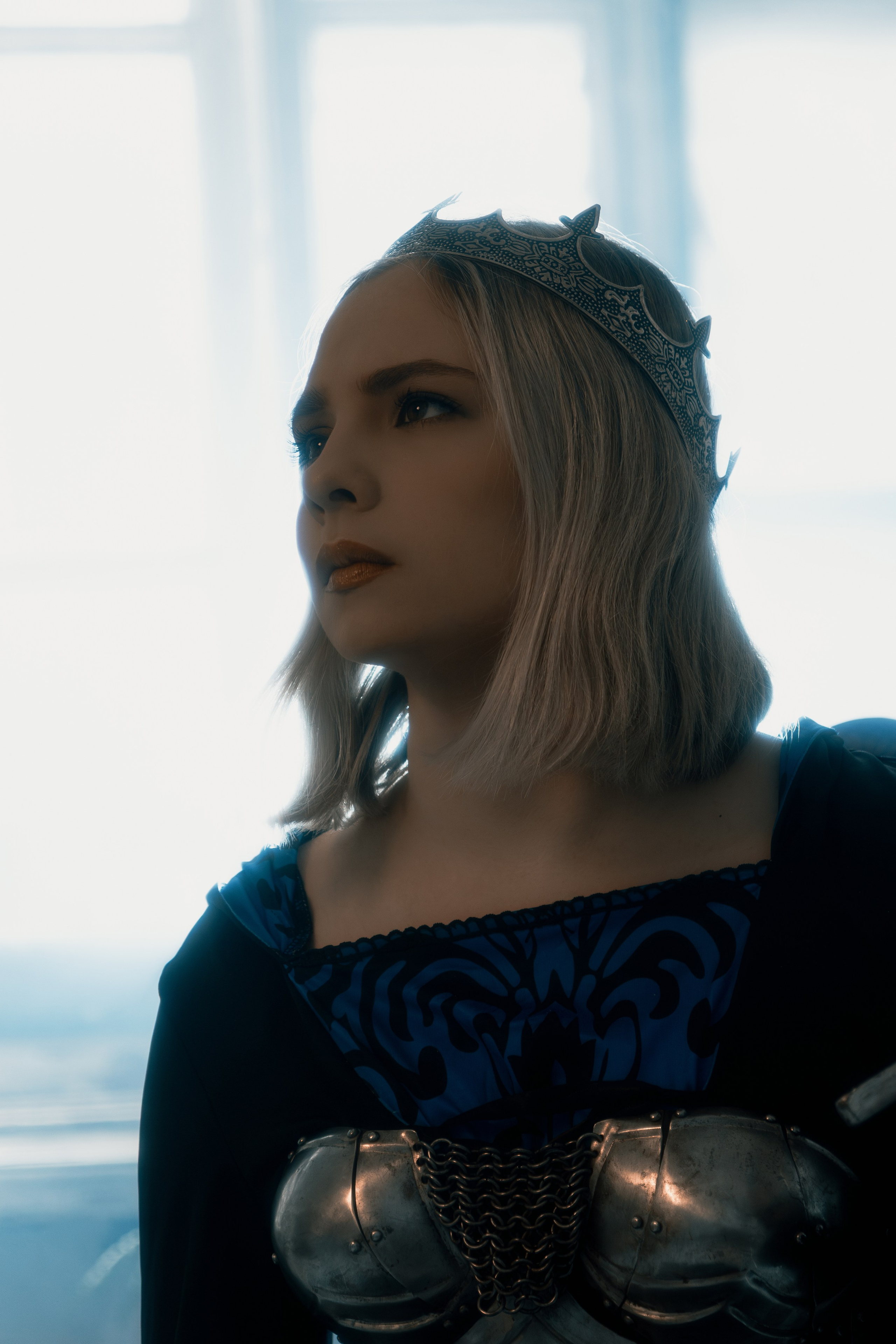 Мистический портрет девушки-воина в серебристых доспехах на профессиональной фотосессии в Ростове. Таинственная атмосфера кадра погружает зрителя в мир фэнтези.