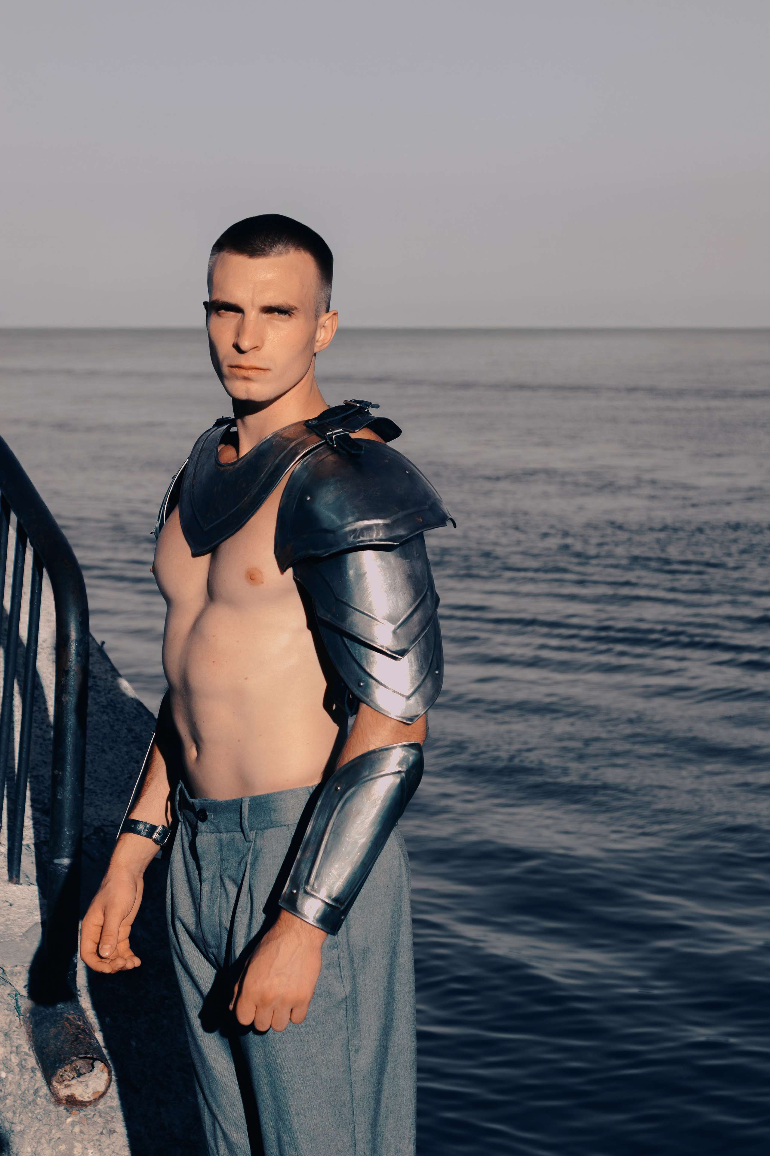 Портрет фитнес тренера в рыцарских доспехах