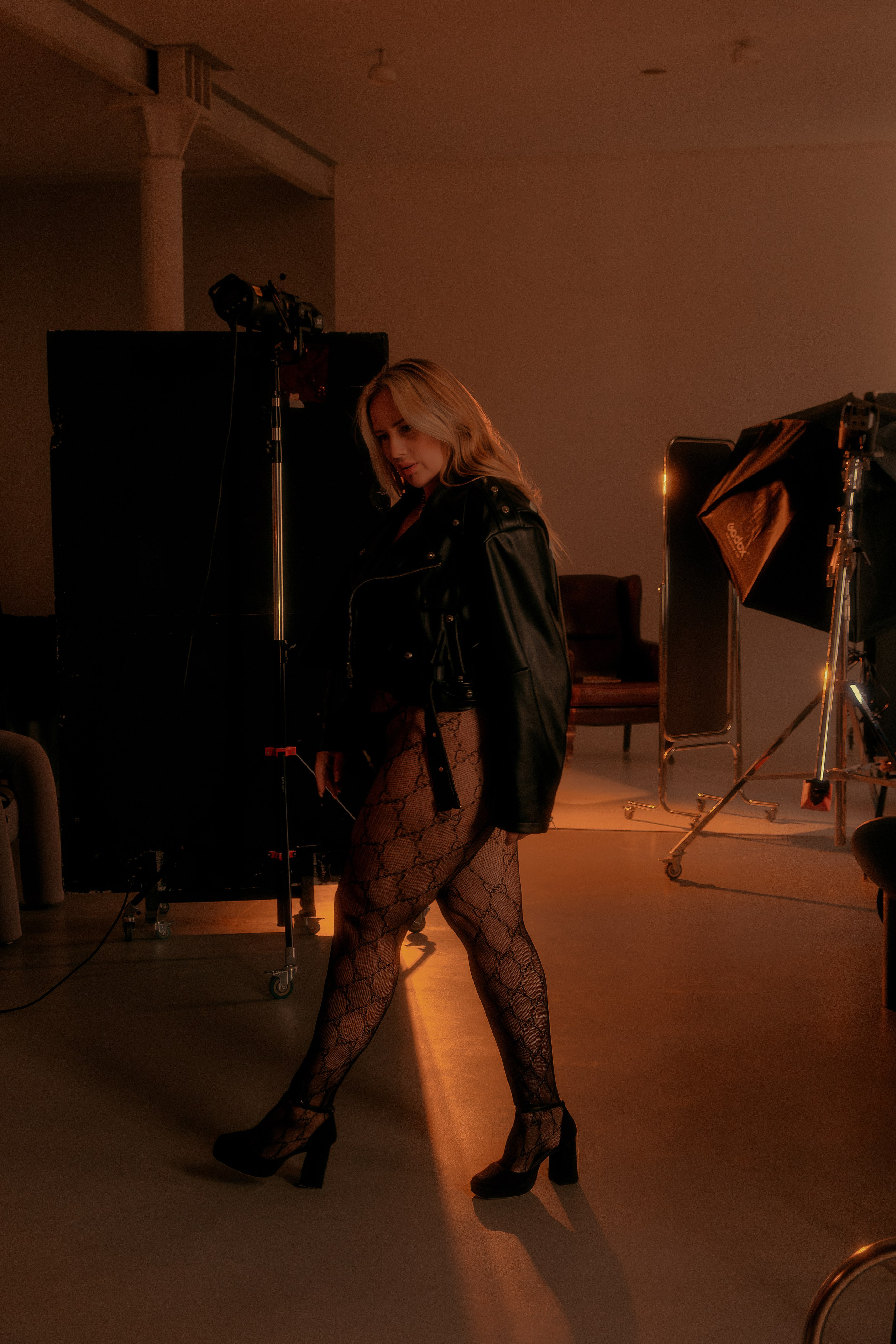 Девушка модель плюс сайз позирует для журнала