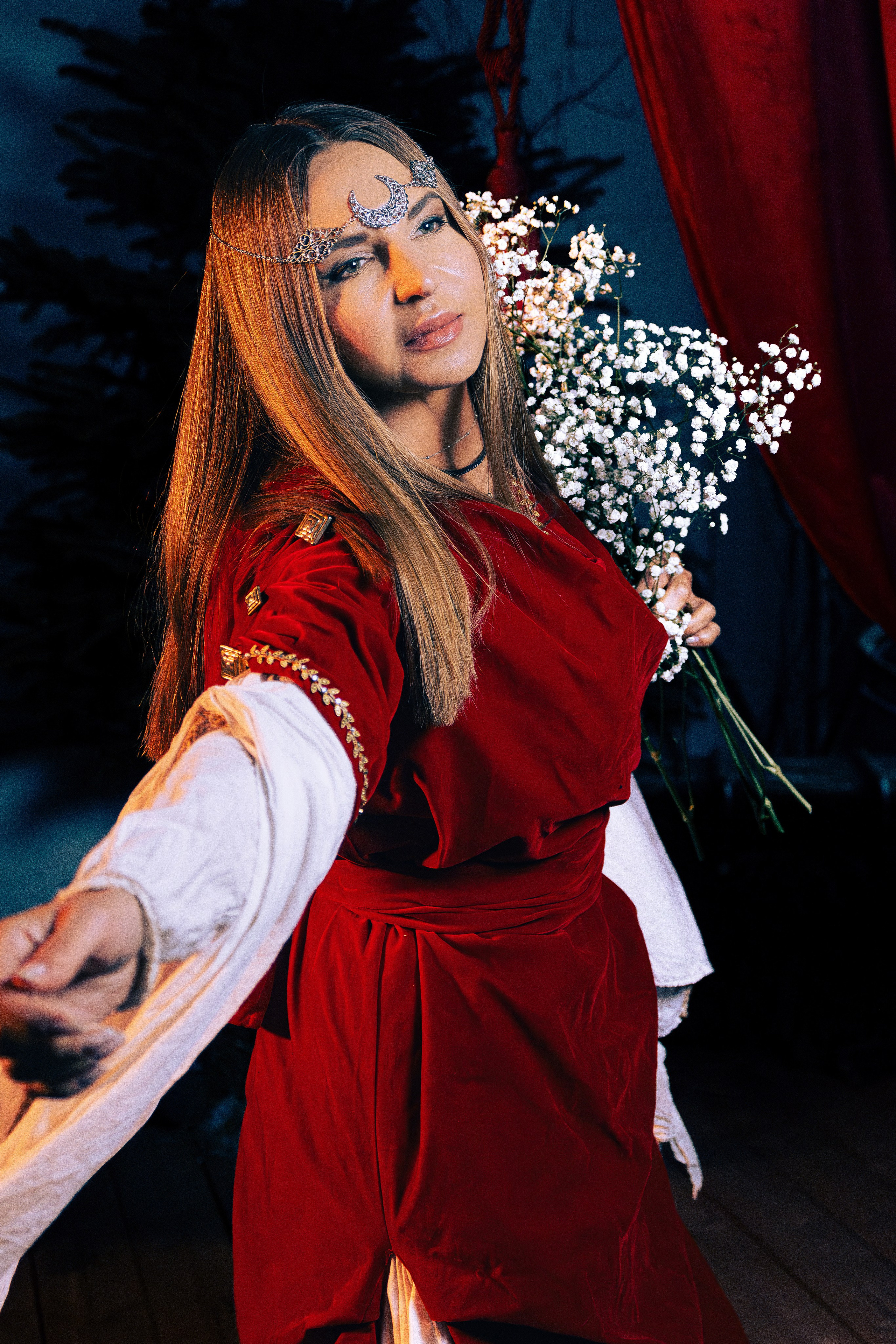 Женская фотосессия в Ростове-на-дону в образе воительницы с доспехами и мечом в поле.