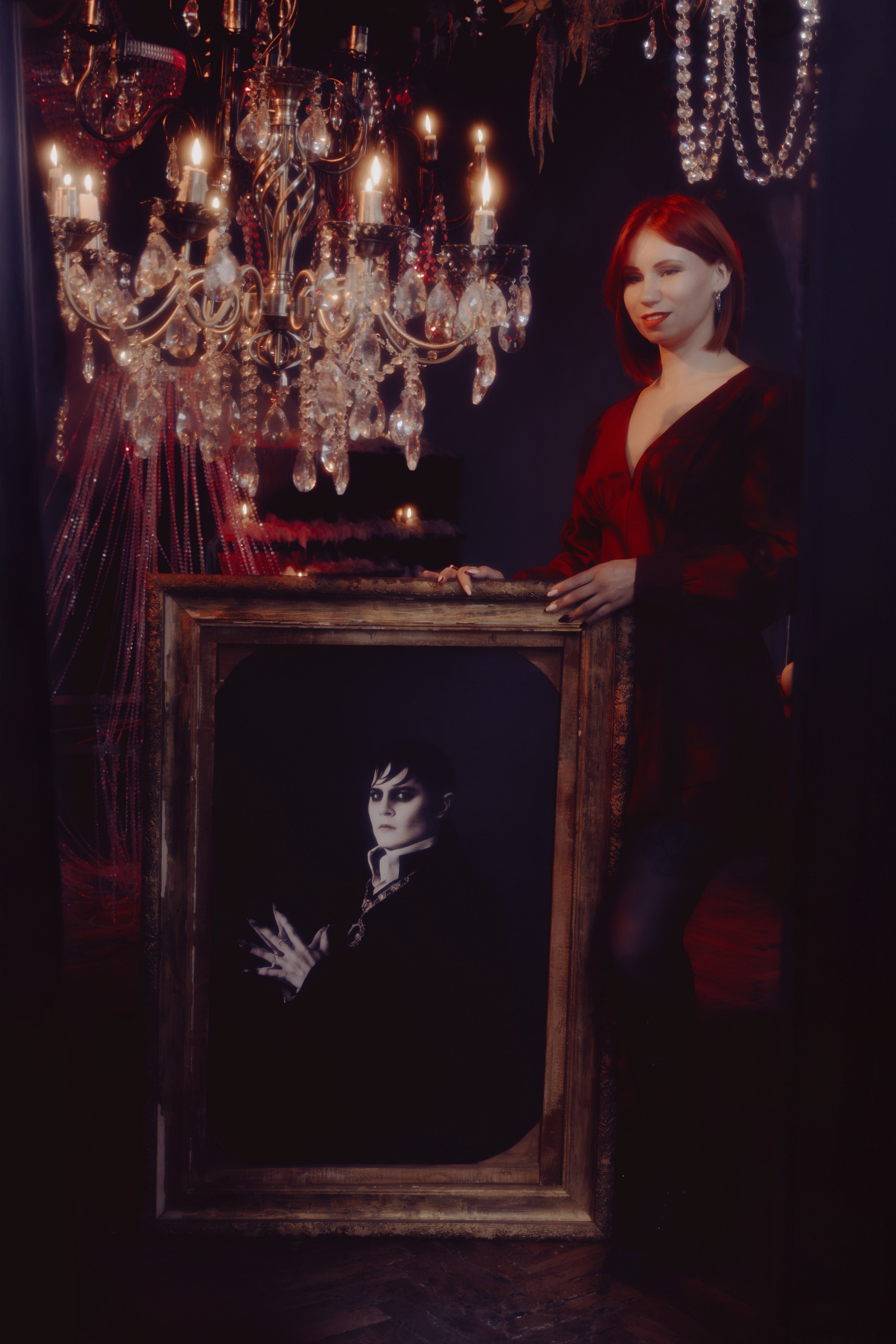 Портрет таролога в элегантном наряде. Контрастное освещение подчёркивает графичность силуэта и серьёзность выражения.