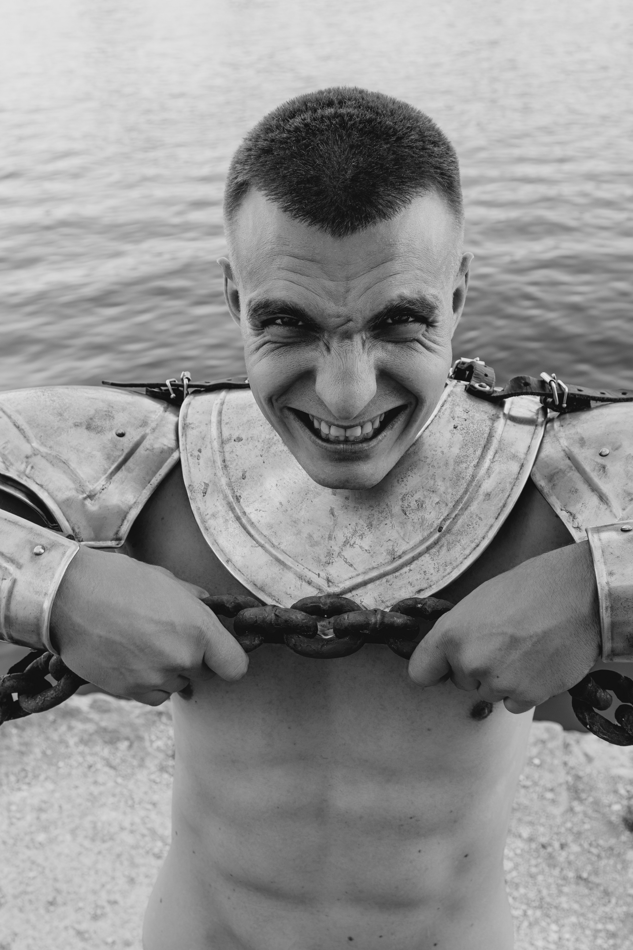 Тяжёлый эмоциональный портрет, в котором Сергей пытается разорвать цепь