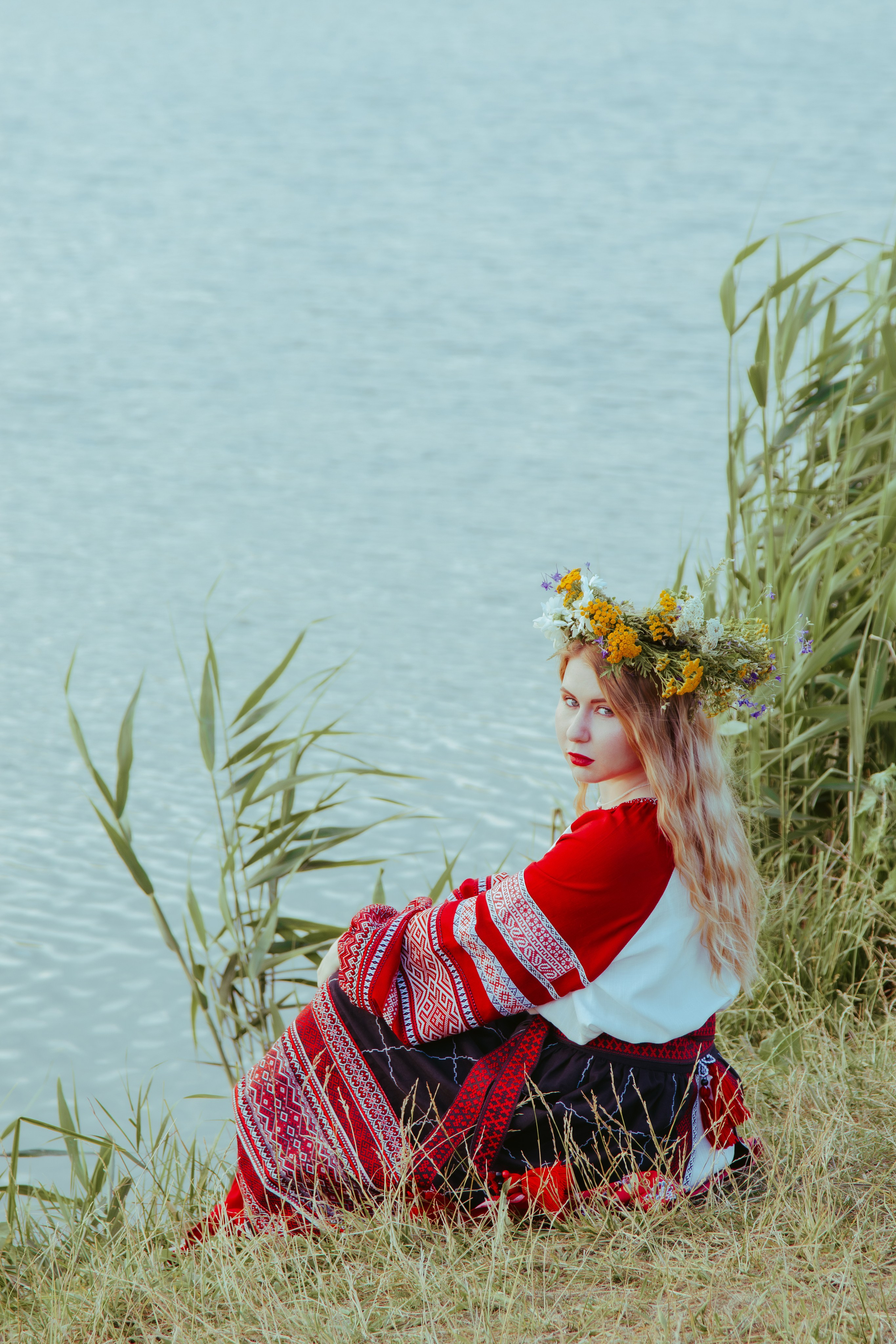 Фотосессия на берегу реки в славянской одежде 