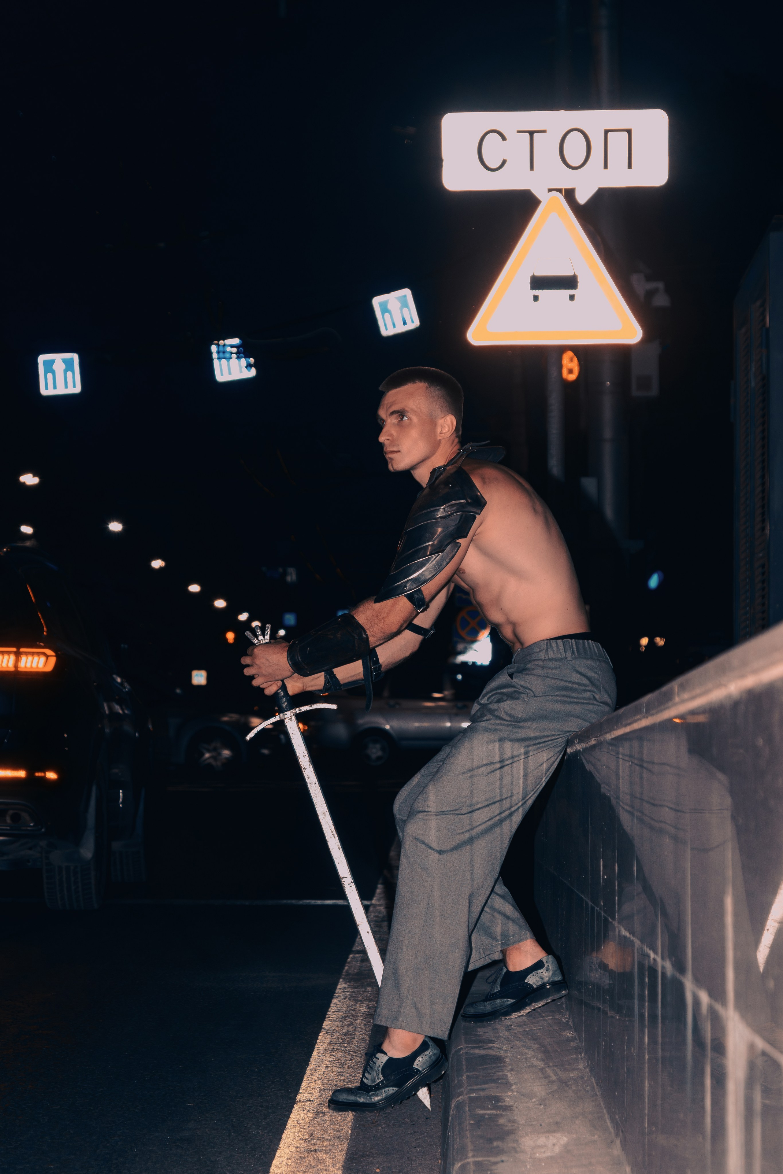 В центре Ростова-на-Дону мужчина стоит в рыцарских доспехах, оперевшись на меч