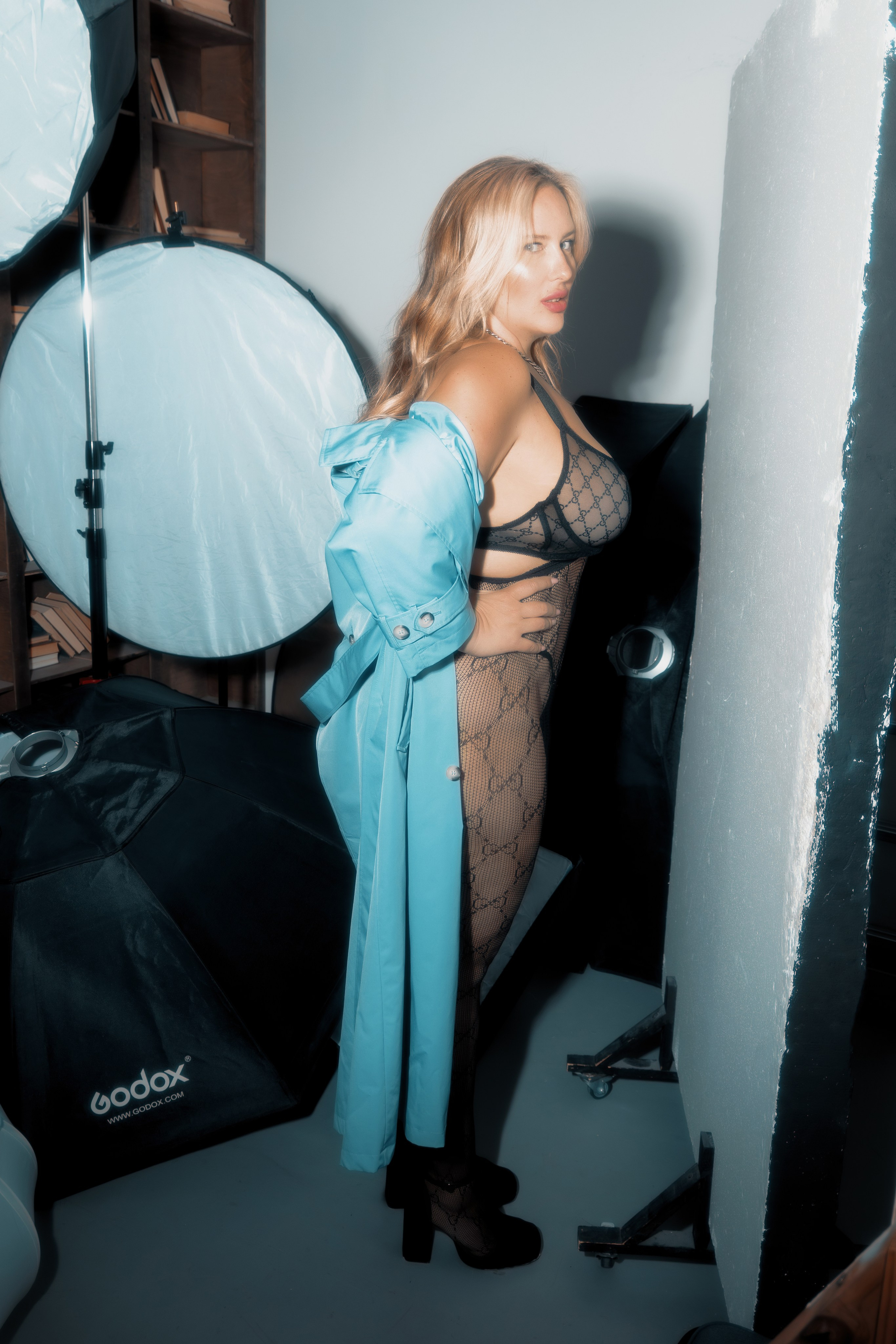 Фотосессия в стиле папарацци модели плюс сайз на студии