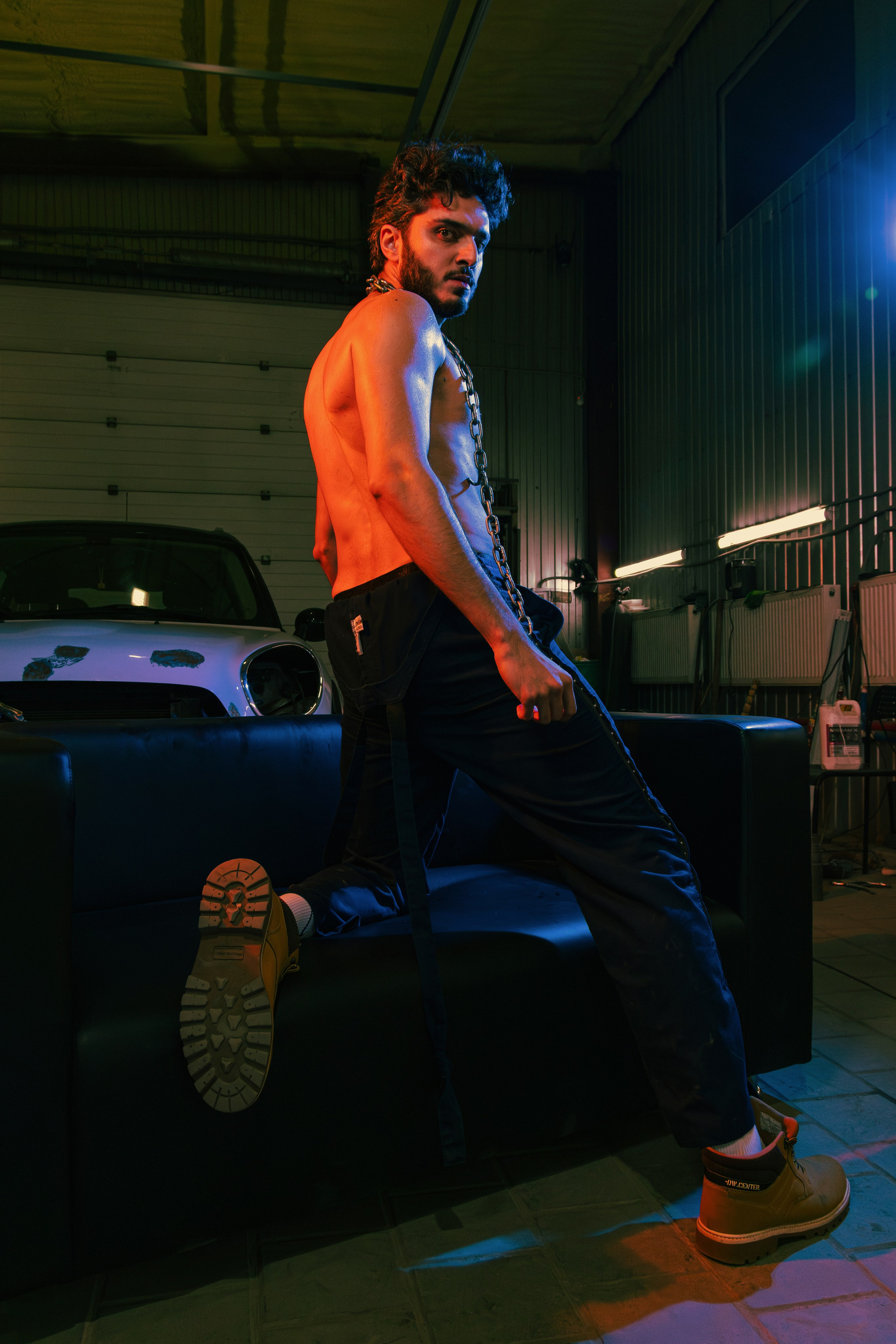 Креативная съёмка мужчин в костюмах маляров в Ростове-на-Дону привлекает внимание. Эффектные кадры группы Sextasy в необычном антураже.