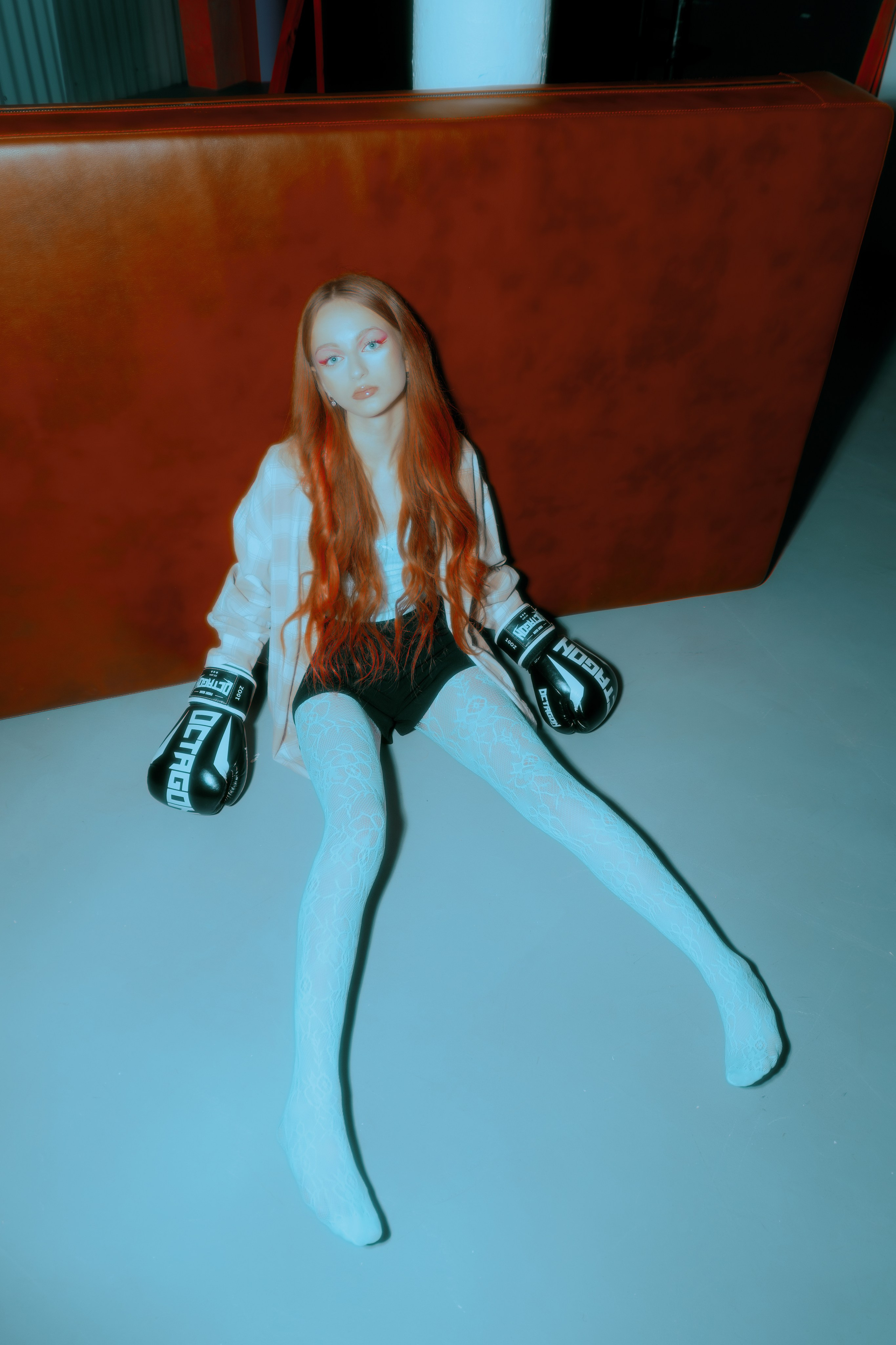 Фэшн фотограф Ростов, фэшн фотосессия с Алёной в студии в Ростове-на-Дону, женский фэшн фотограф LaKazaretto, креативная женская фотосессия, эстетичные фото девушки 