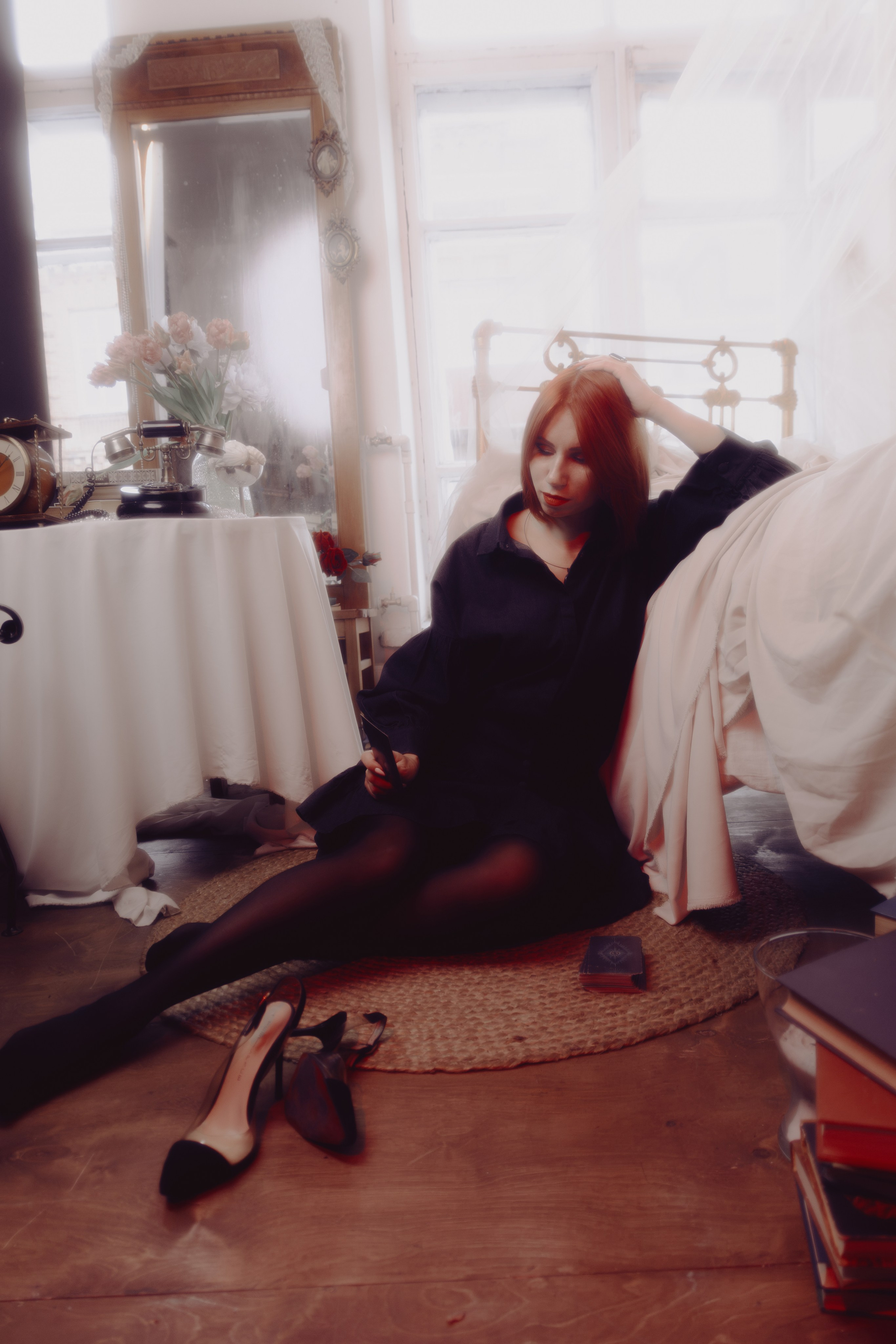 Стилизованная съёмка с перьями: таролог в задумчивости. Лёгкие текстуры добавляют кадру воздушности.