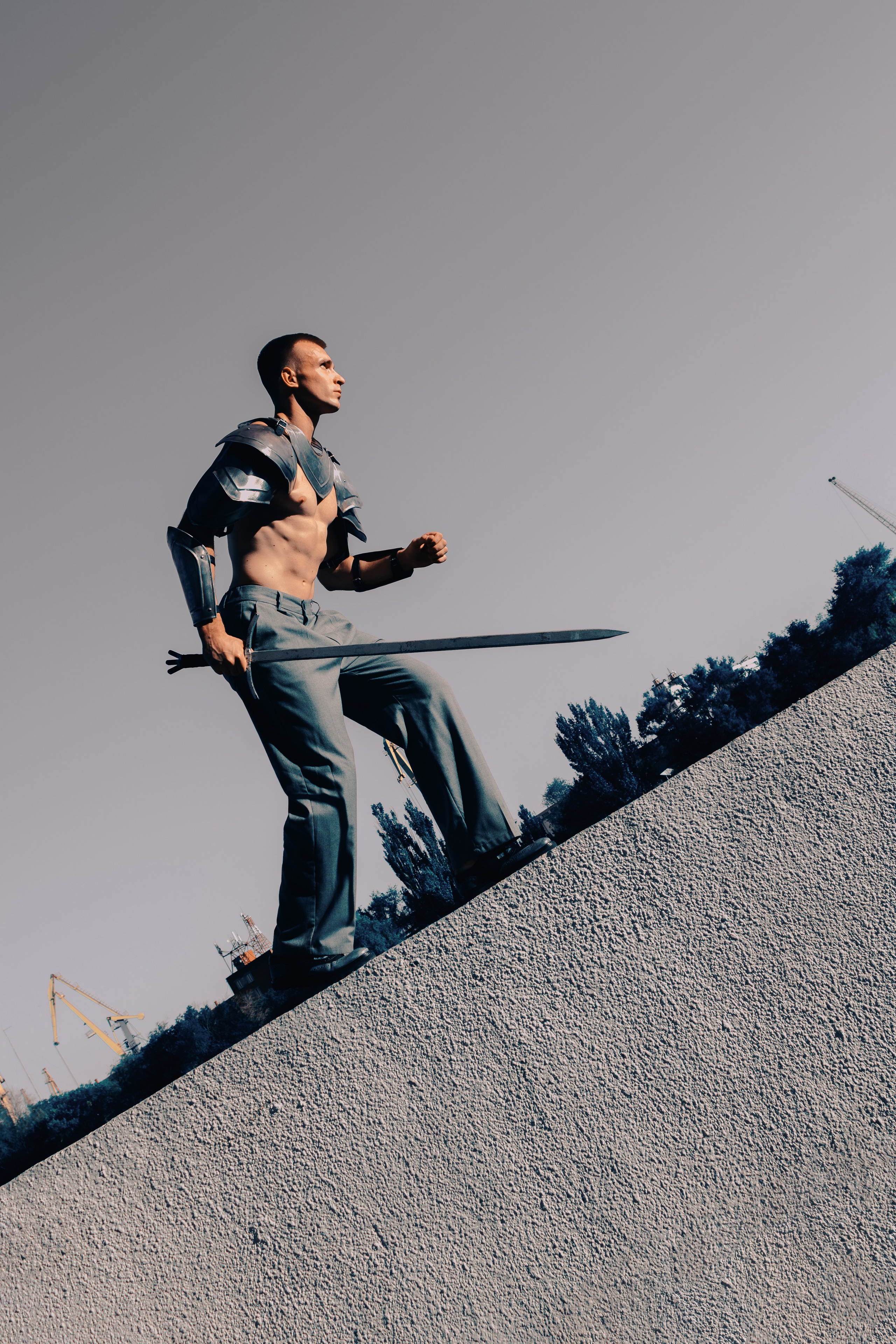 С мечом в руках и рыцарских доспехах. Мужская фотосессия в Ростове-на-Дону