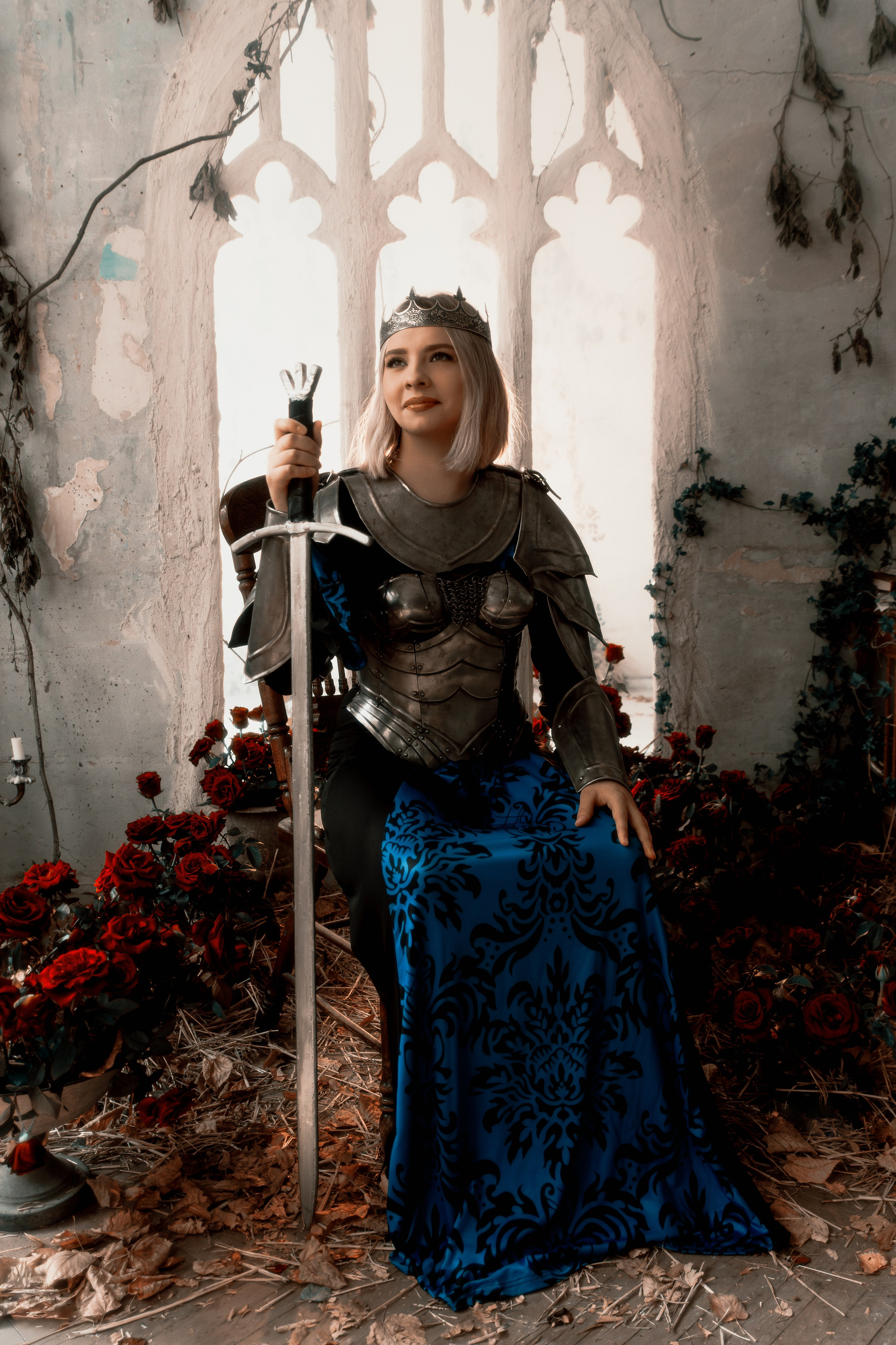 Роскошная фотосессия девушки в средневековых доспехах в профессиональной студии Ростова-на-Дону. Изысканные детали брони и грациозная поза модели создают неповторимый исторический образ.