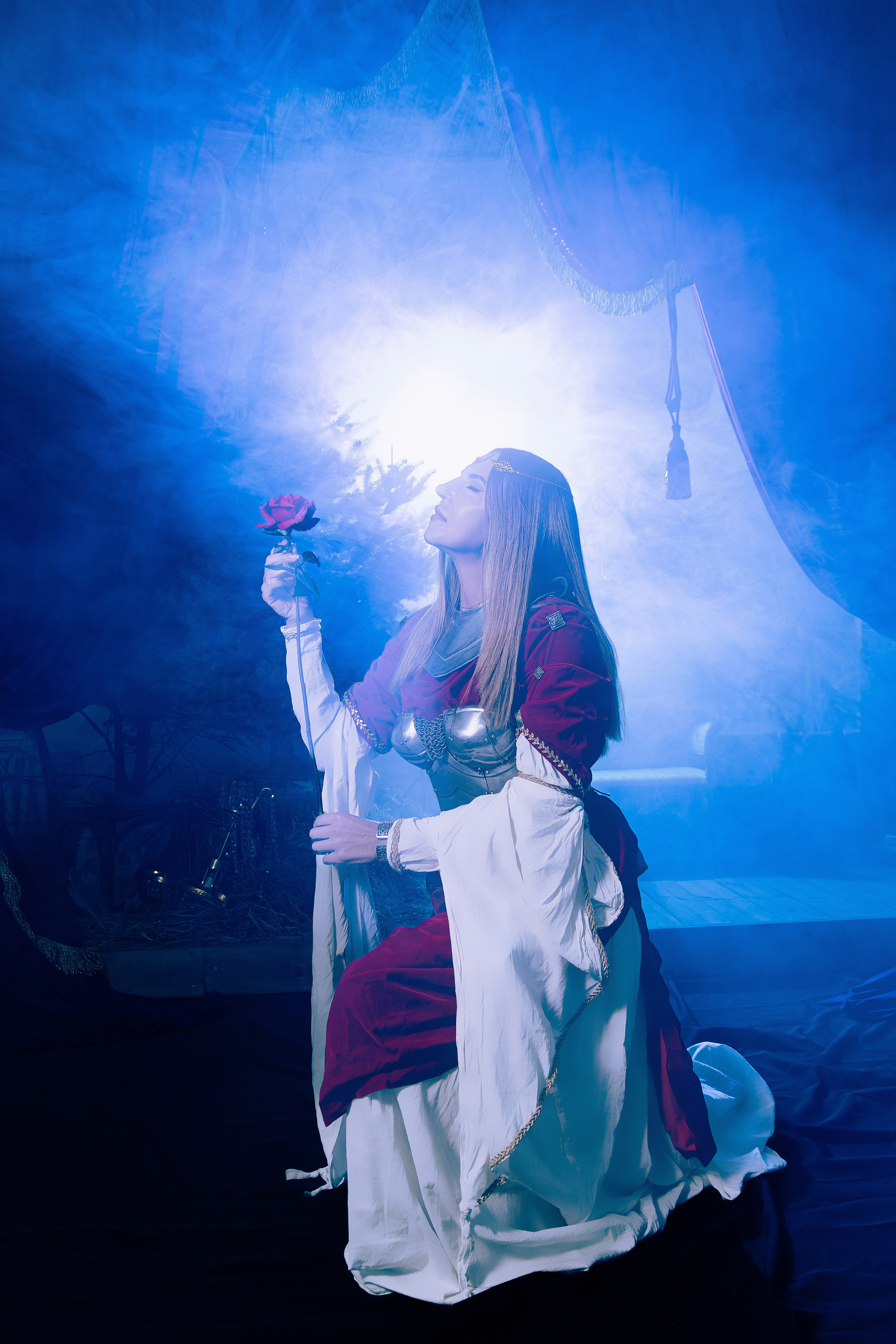 Женская фотосессия в Ростове-на-дону в образе воительницы с доспехами и мечом в поле.