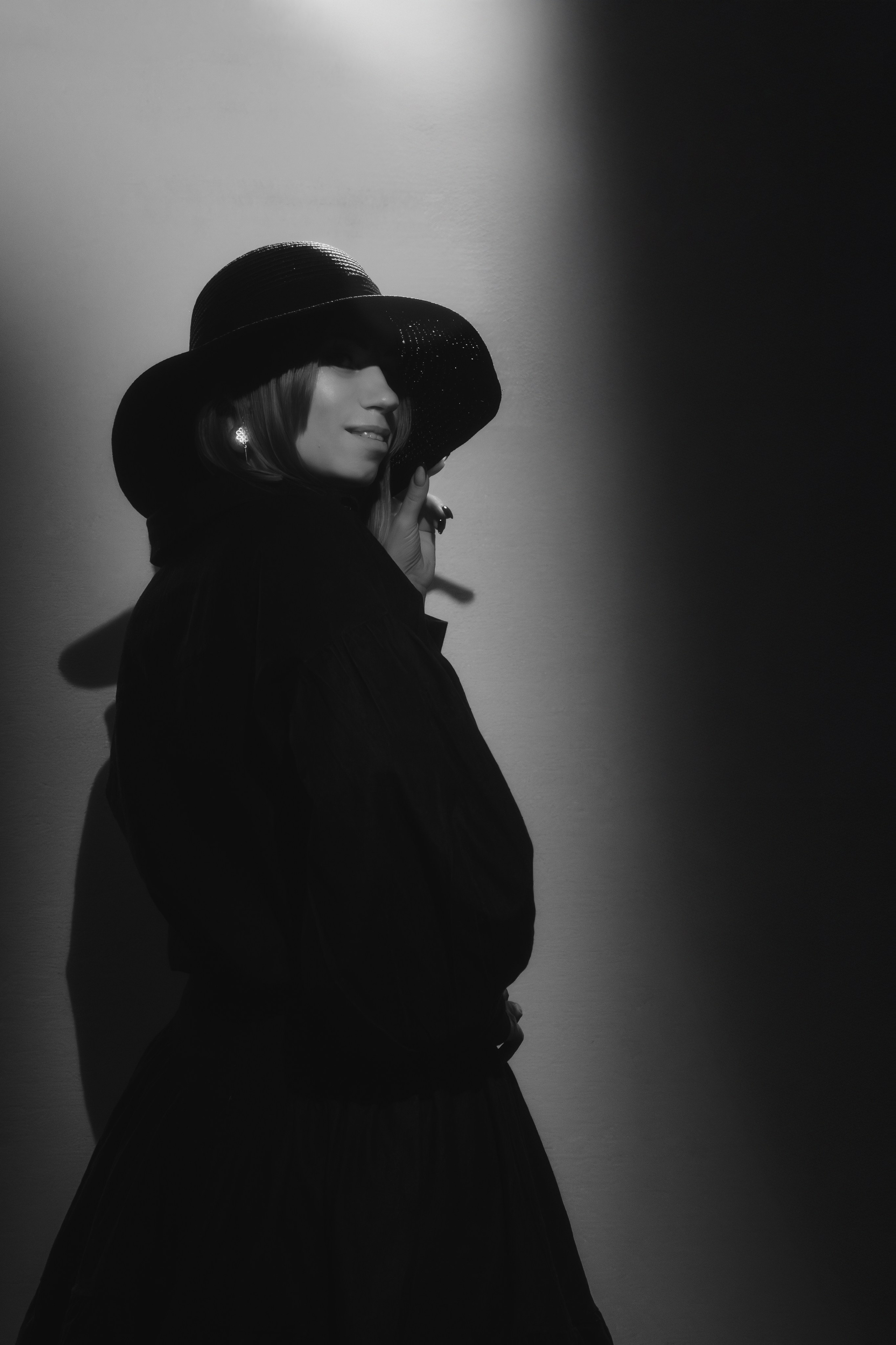 Стилизованная съёмка с тканью: таролог частично скрыт. Игра света и тени формирует загадку.