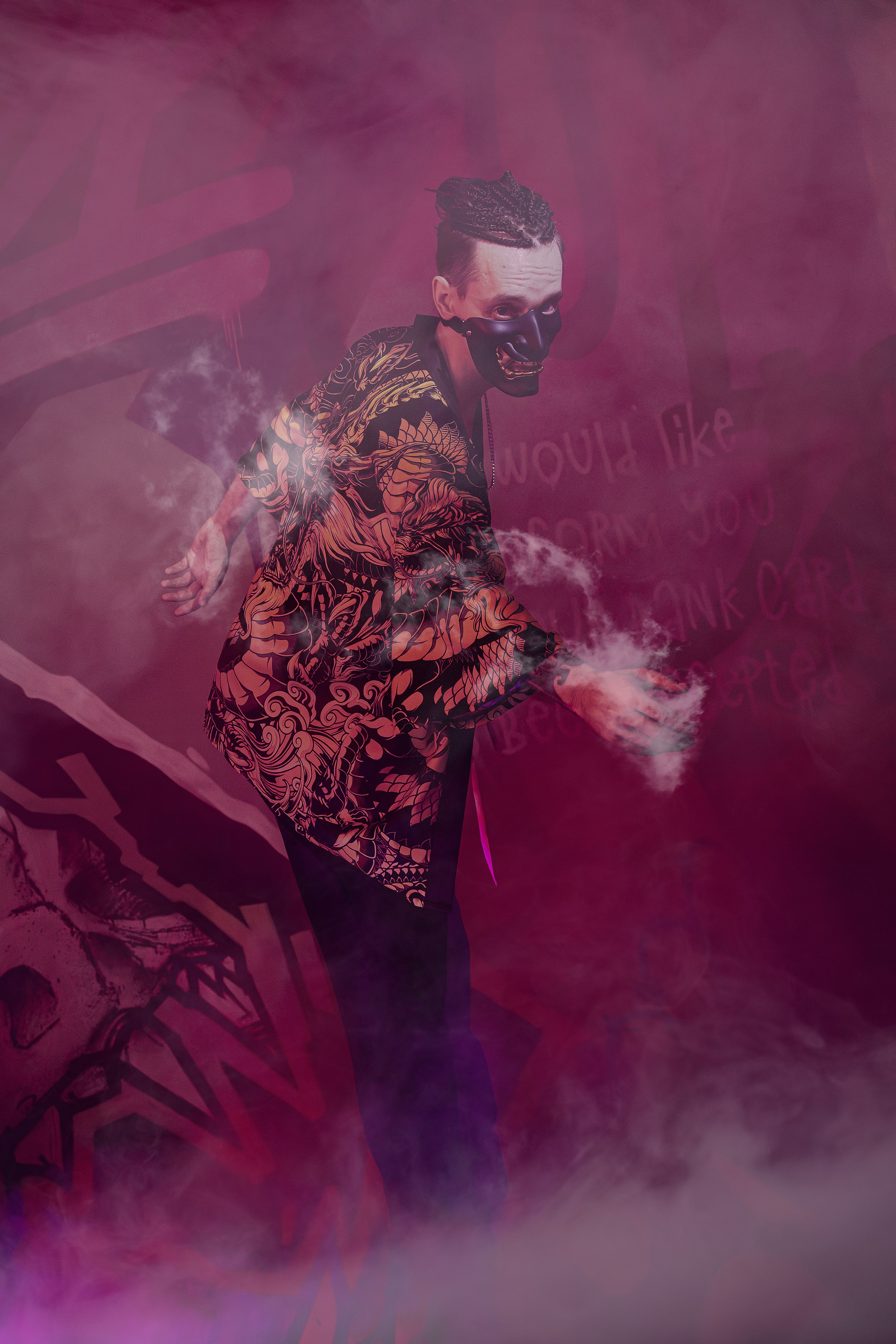 Мужская фотосъёмка в Ростове на Дону. Креативная съёмка с Александром в неоновой студии. Мужской портрет в японском стиле