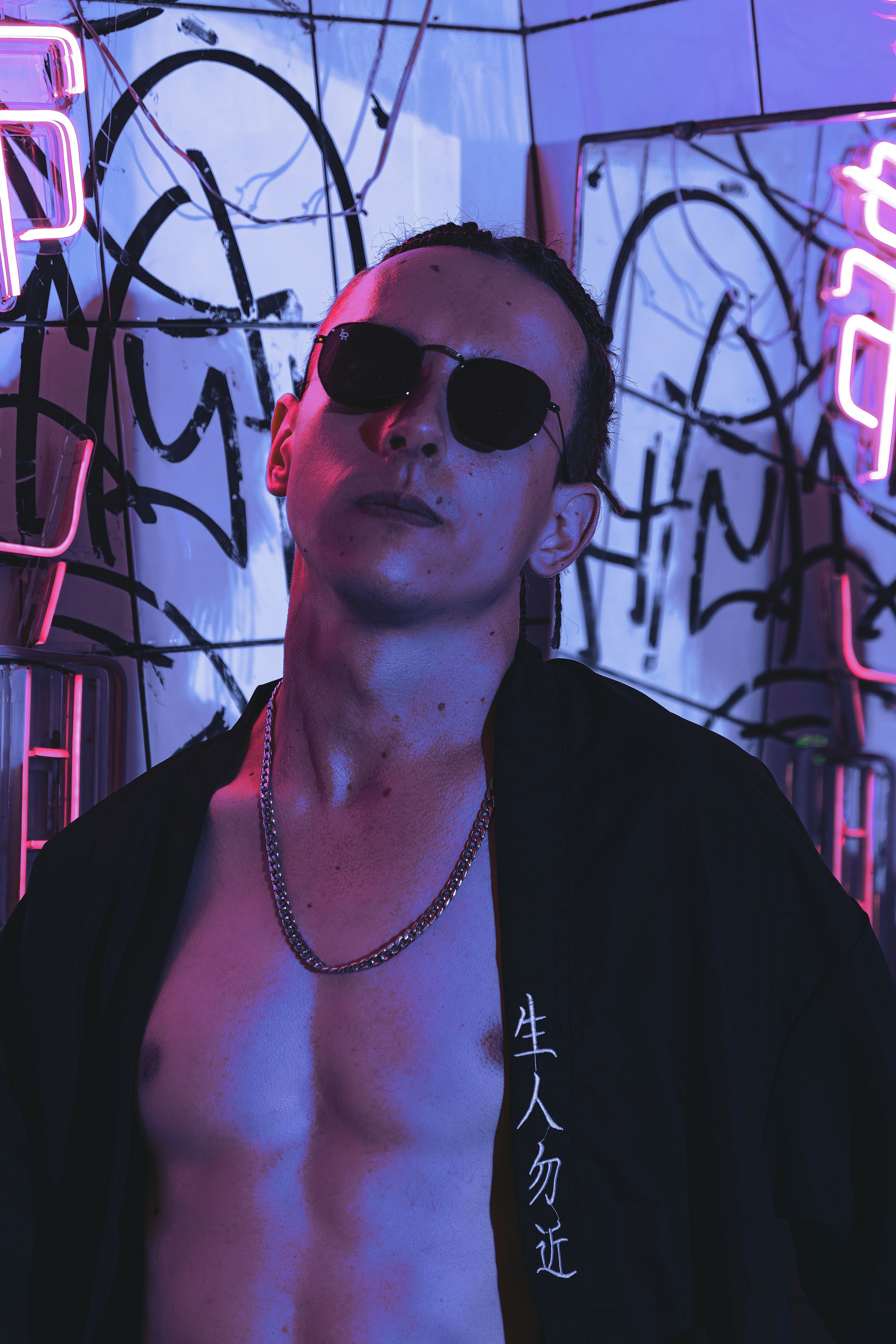 Мужская фотосъёмка в Ростове на Дону. Креативная съёмка с Александром в неоновой студии. Мужской портрет в японском стиле