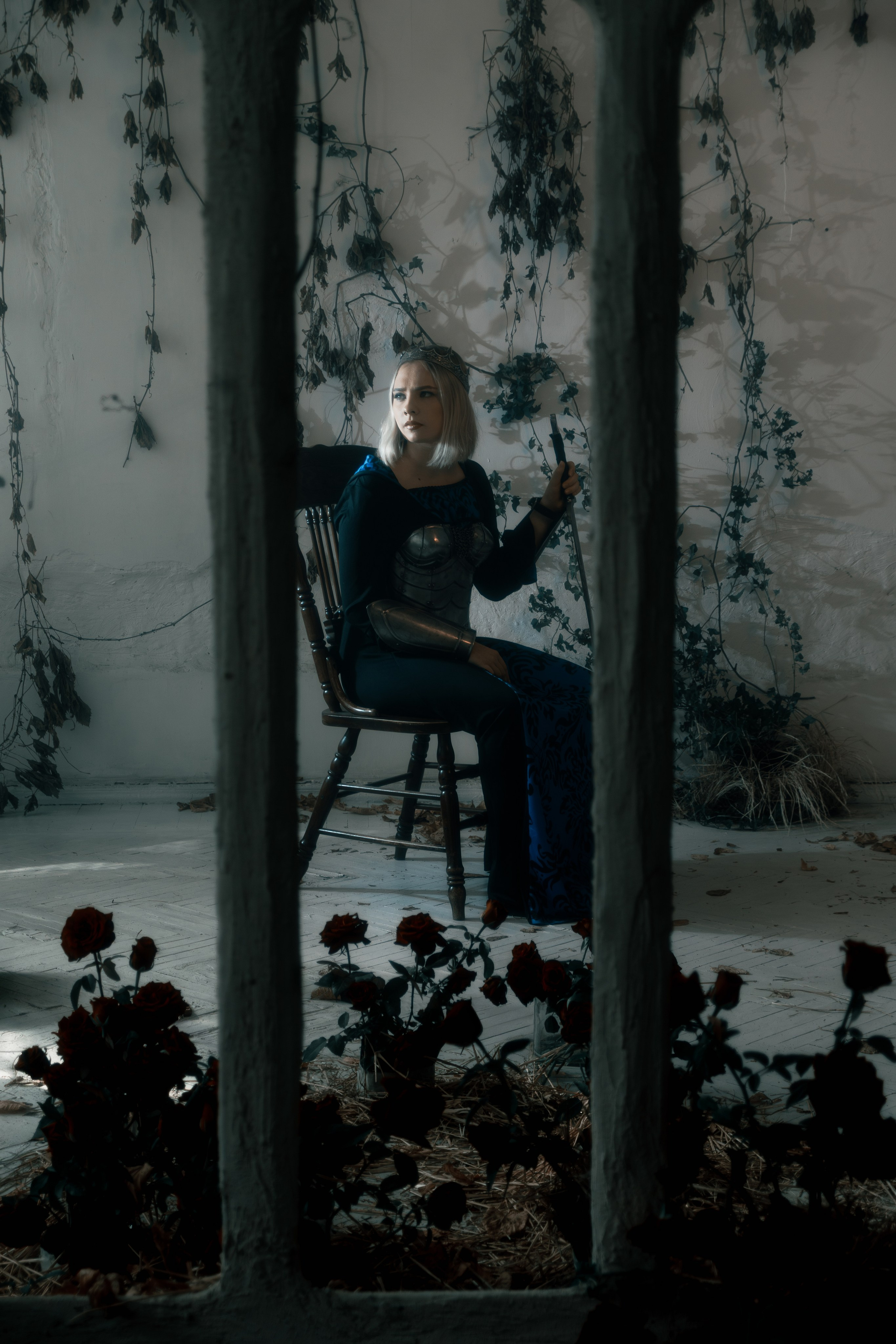 Романтический кадр дамы в элегантных доспехах на фоне студийных декораций. Нежная композиция смягчает воинственный образ.