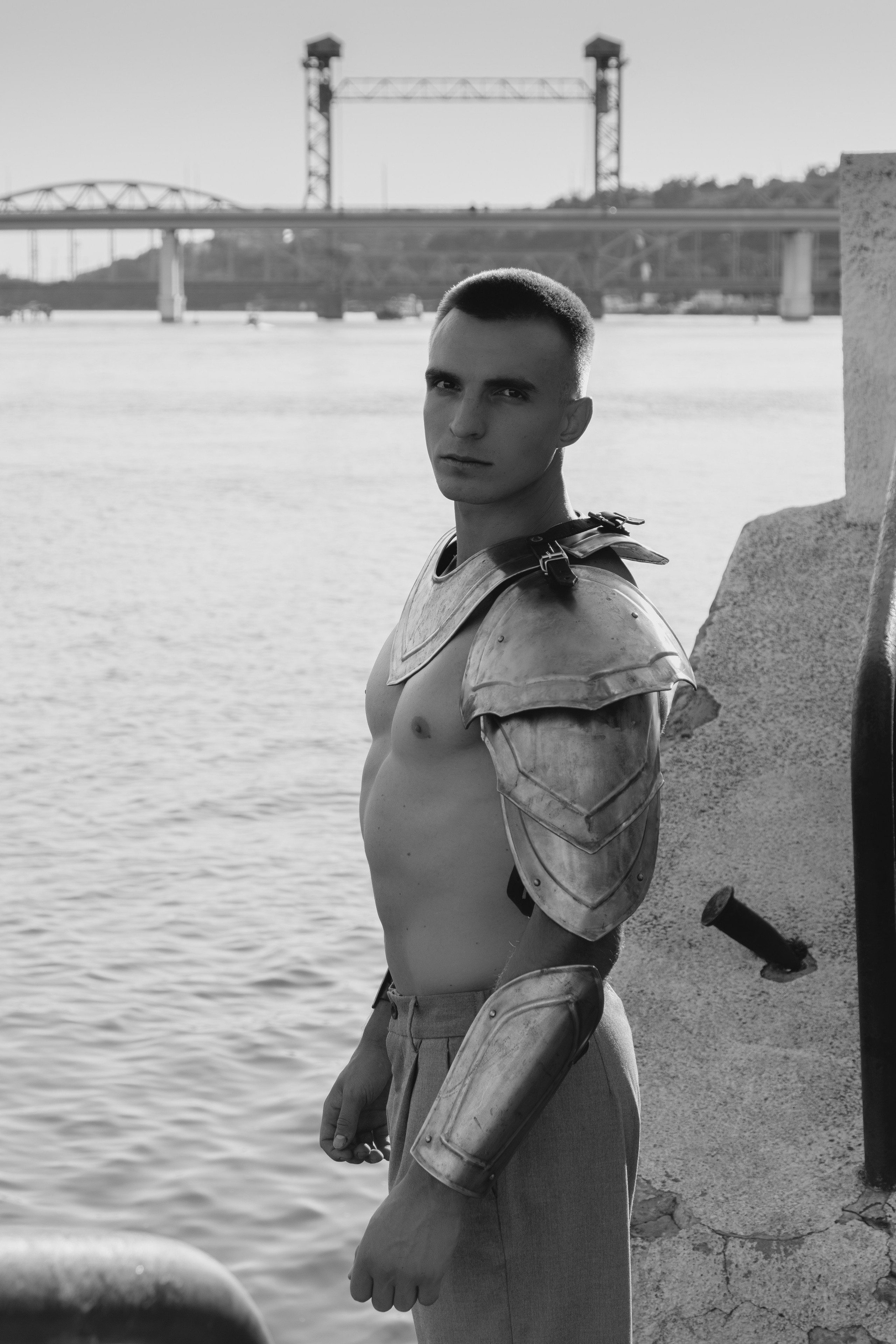 Чёрно белая фотография мужского портрета в рыцарских доспехах