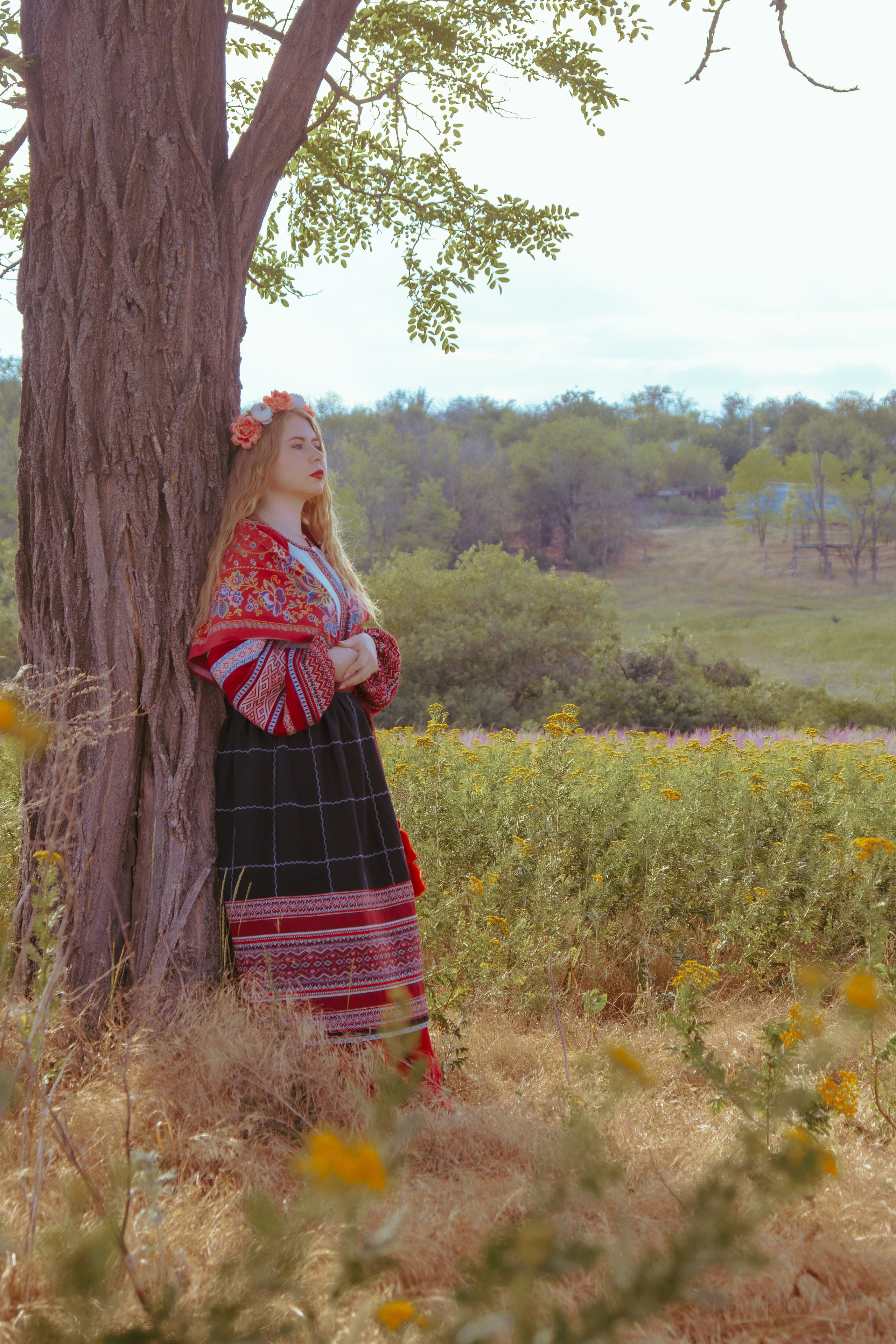 Портрет девушки в славянской одежде на фоне красивого леса 