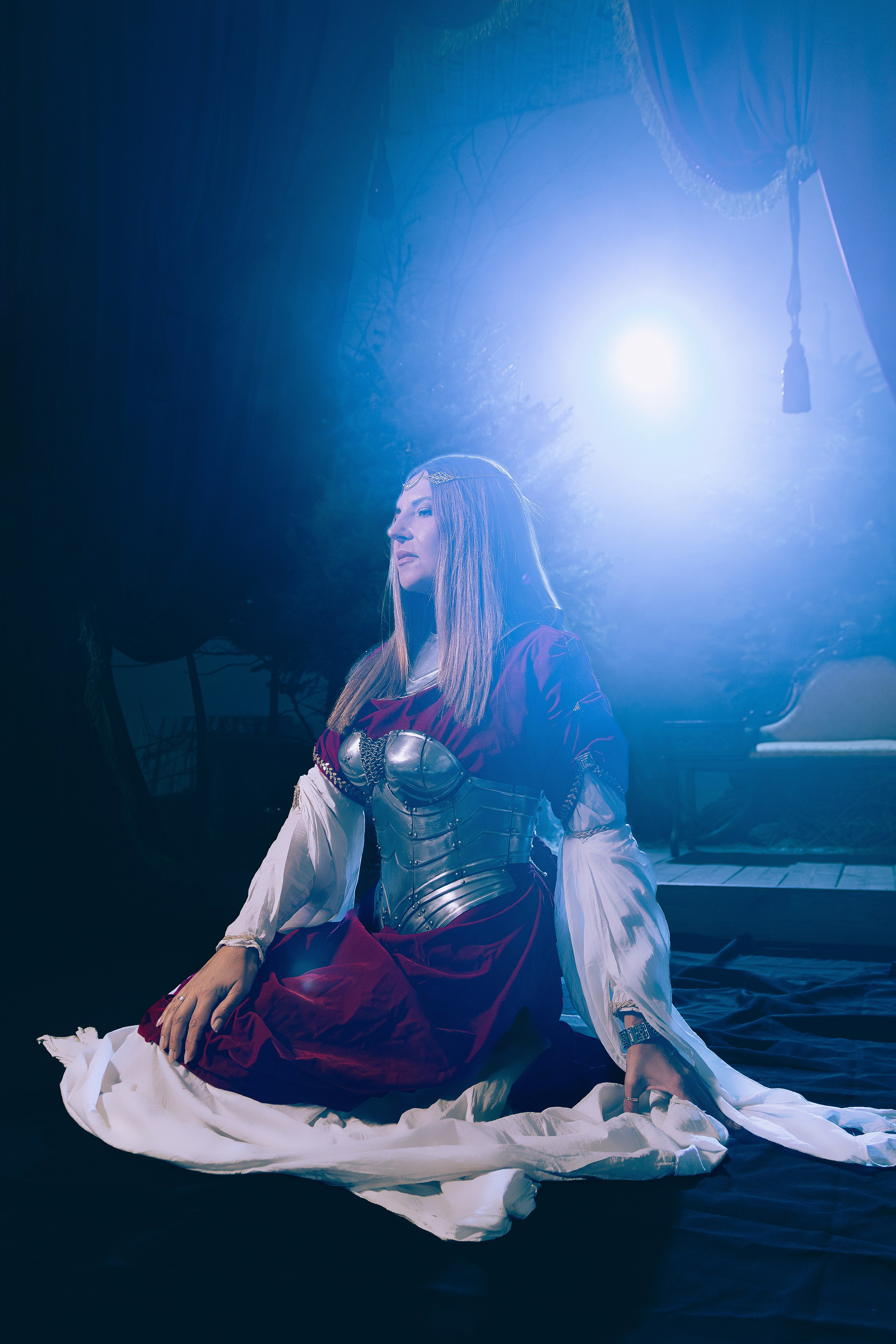 Женская фотосессия в Ростове-на-дону в образе воительницы с доспехами и мечом в поле.