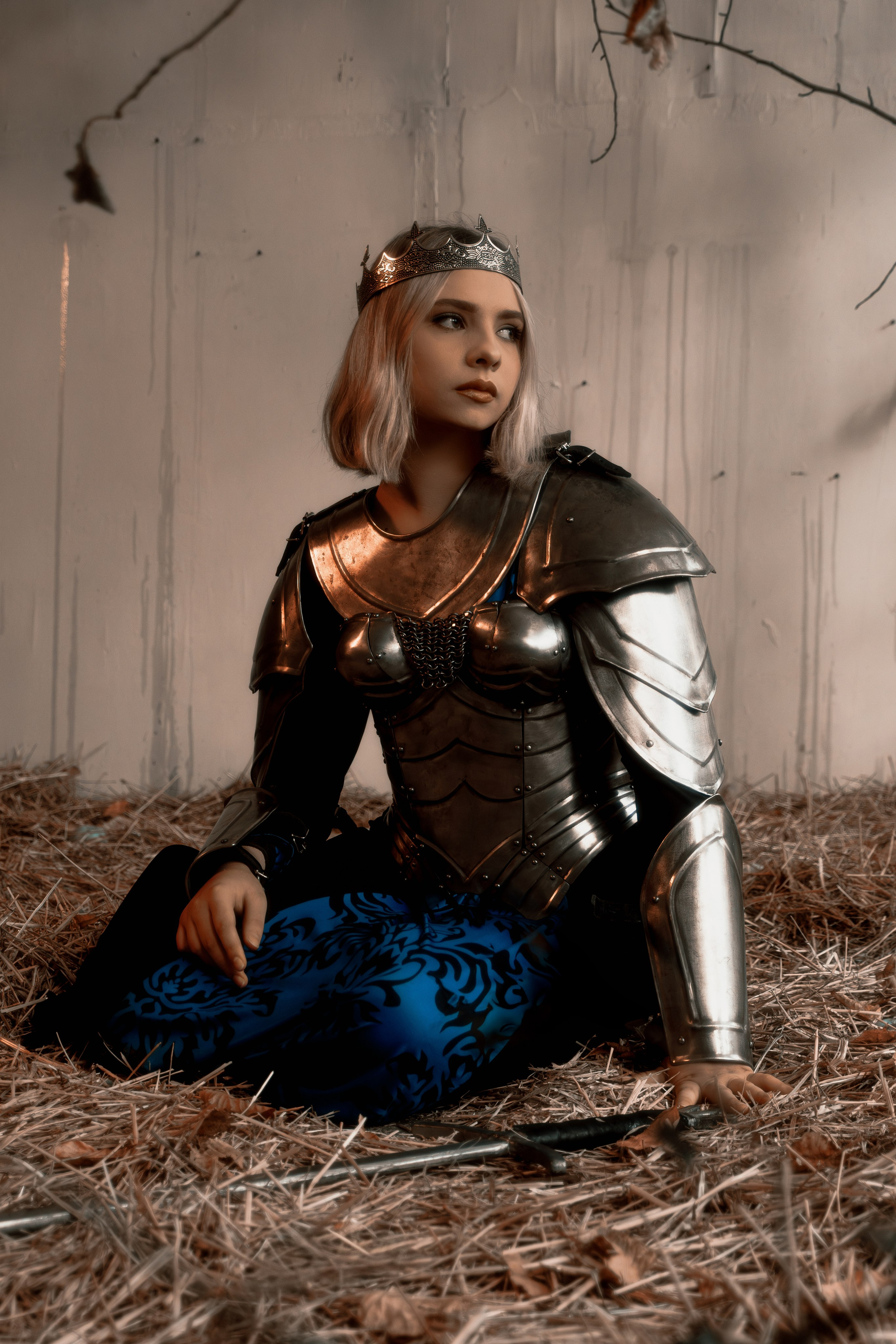 Эпическая фотосессия амазонки в блестящих рыцарских доспехах в Ростове. Грандиозный масштаб съемки впечатляет зрителя.