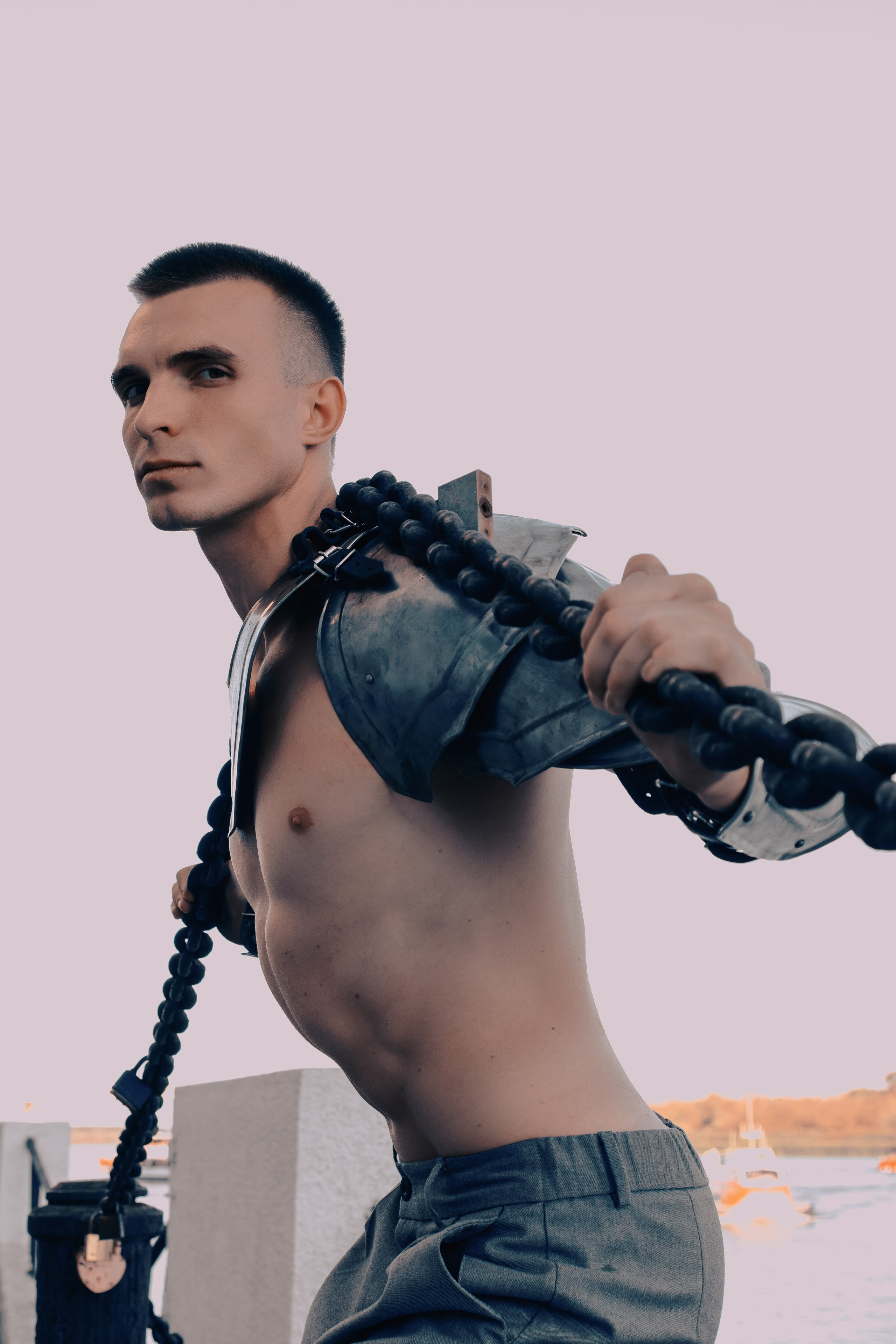 Портрет Сергея в рыцарских доспехах. На плечах стальная цепь