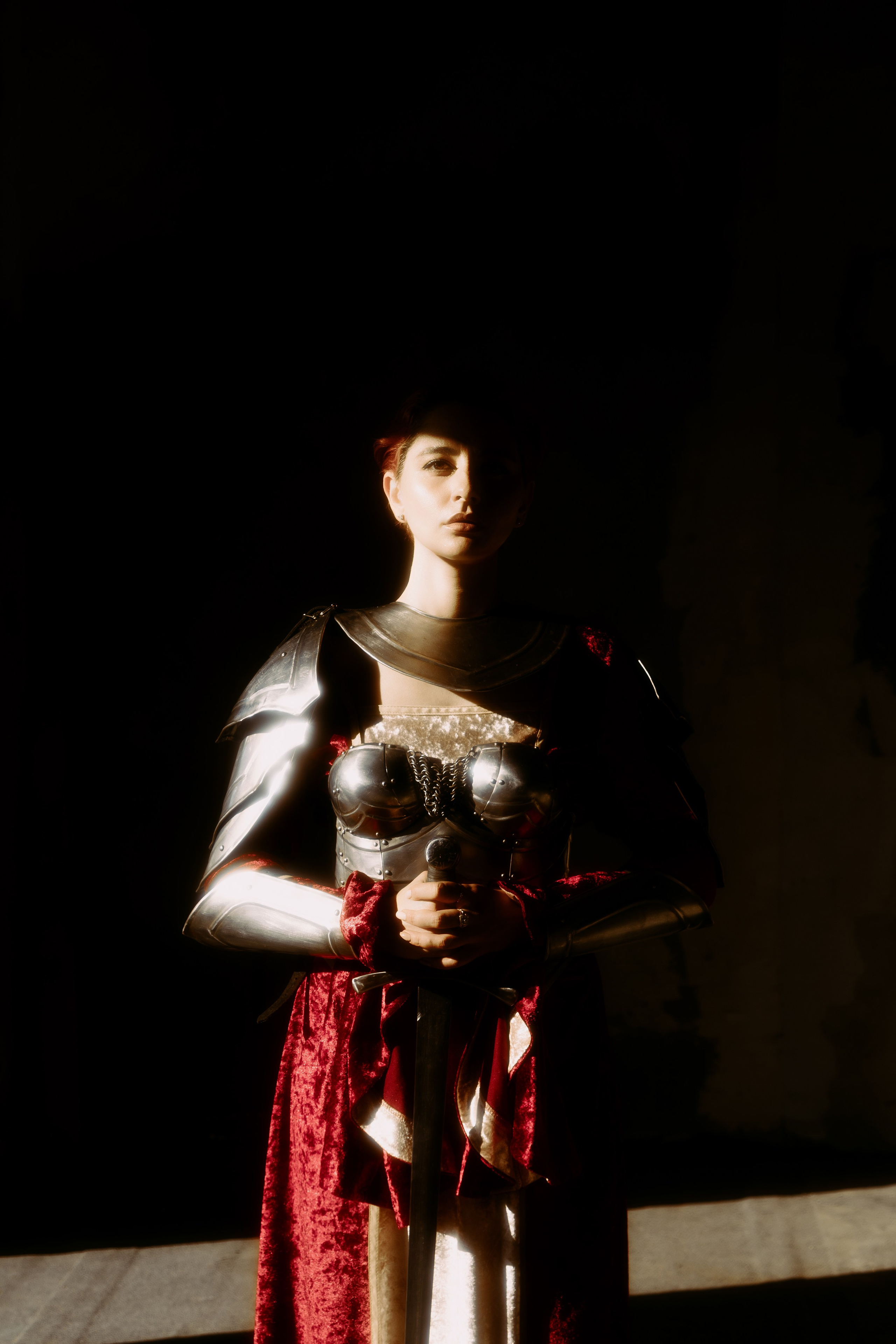 Игра теней на фотосессии в рыцарских доспехах