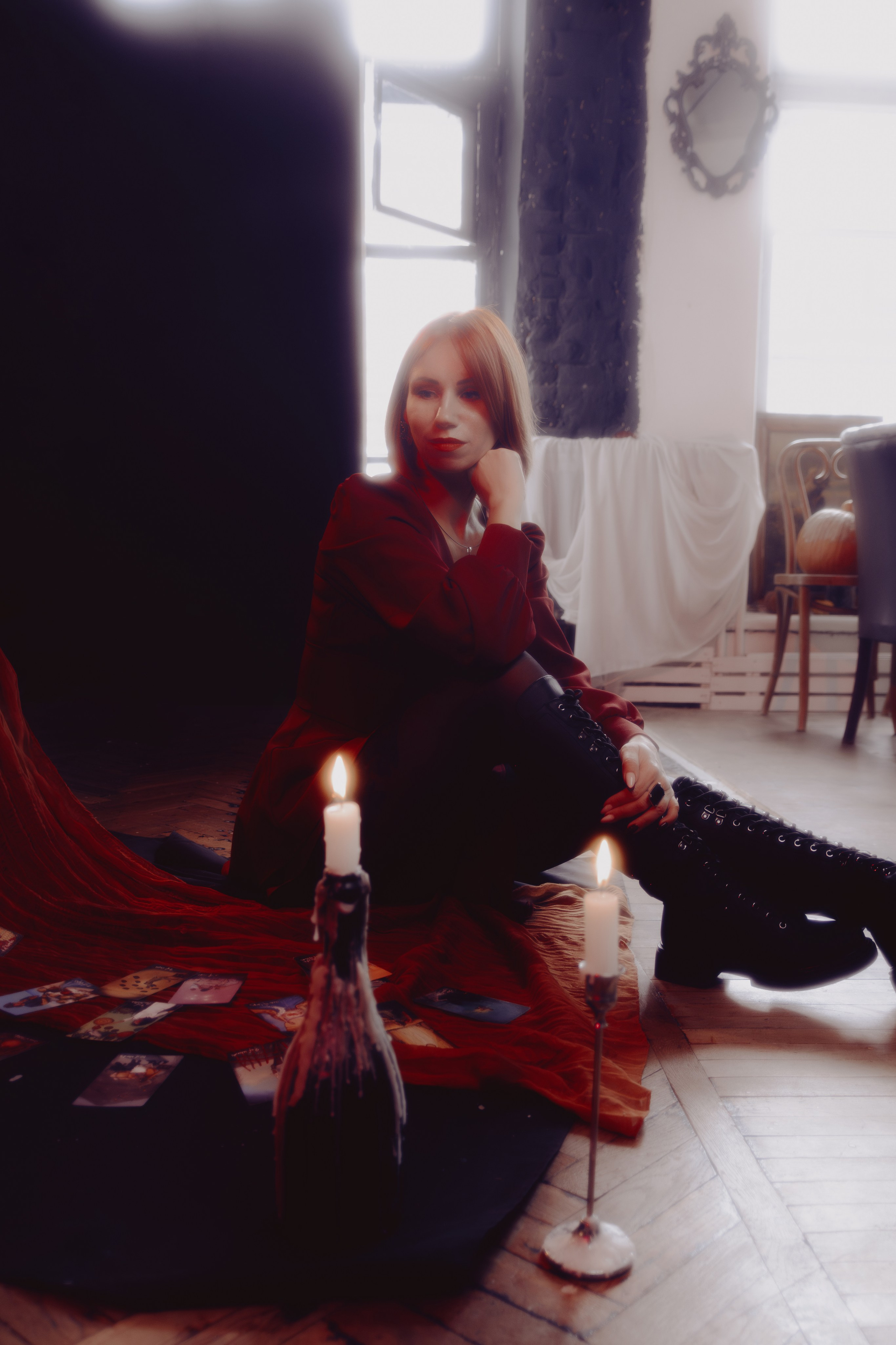 Портрет с лёгким драматическим освещением. Тени на лице таролога добавляют глубины и загадочности.