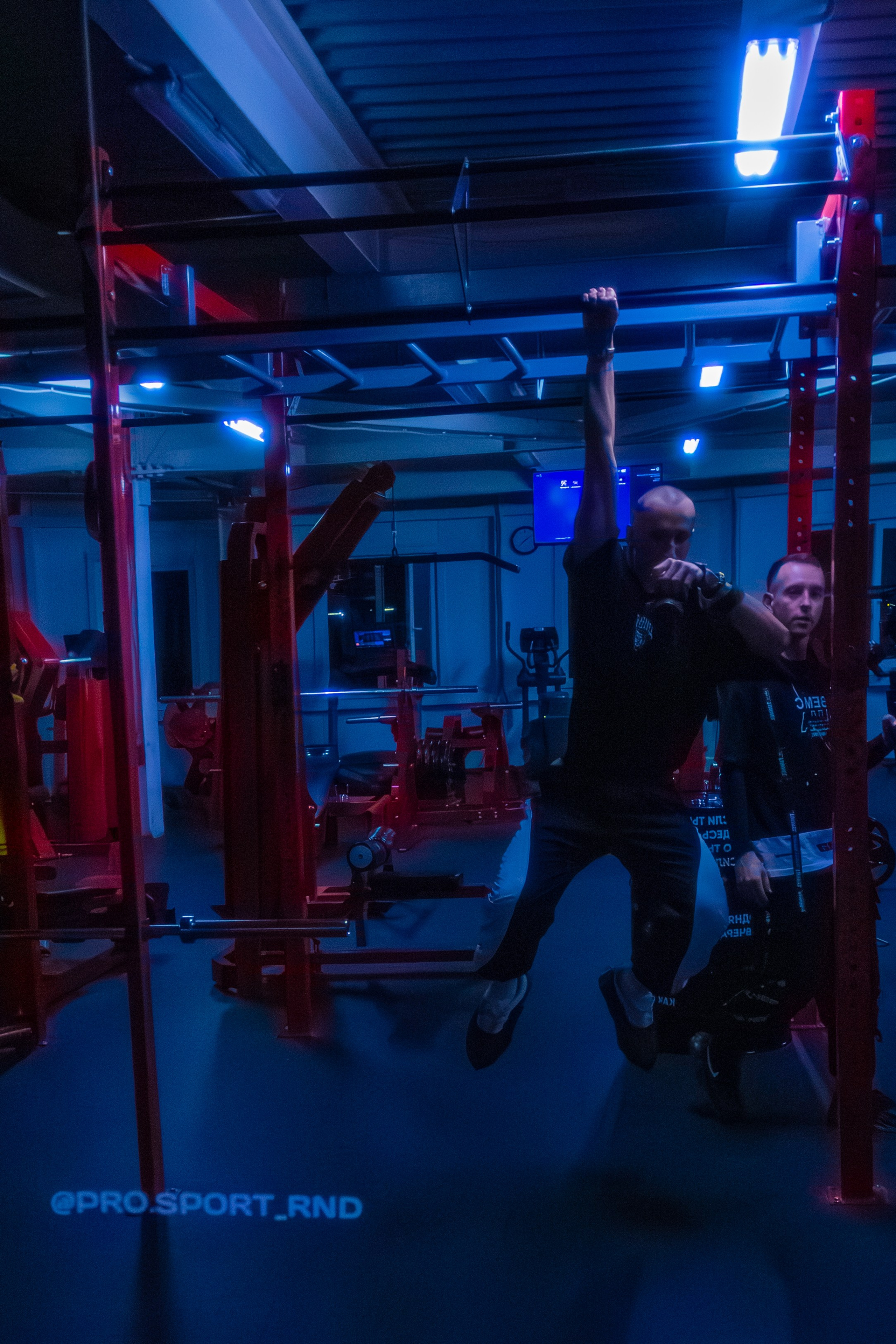 Эффектная фотография спортивного профессионала, где свет подчеркивает мощь тела.