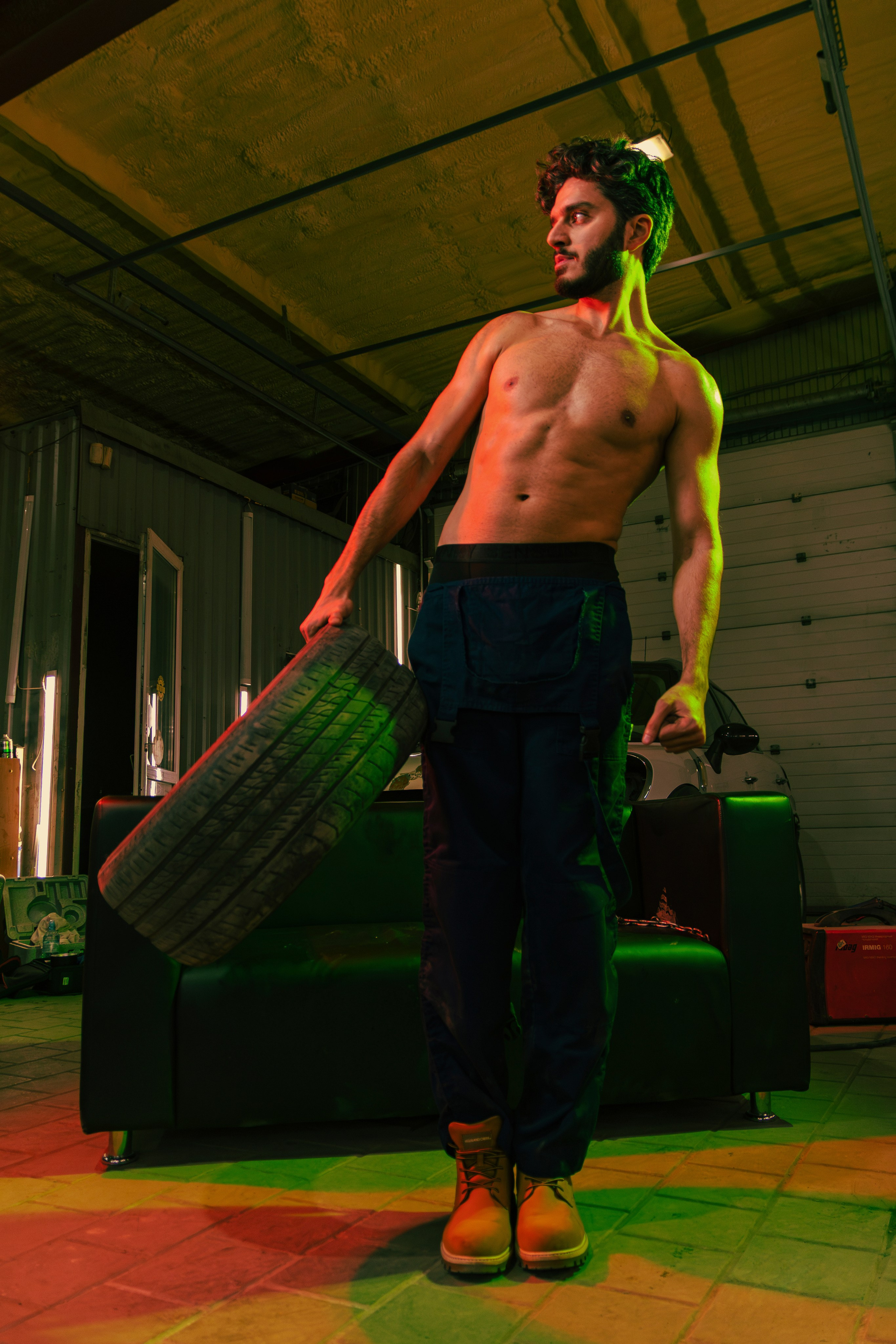 Профессиональная фотосессия мужчин в костюмах работников малярки в Ростове-на-Дону. Съёмка группы Sextasy в креативной обстановке для уникальных снимков.