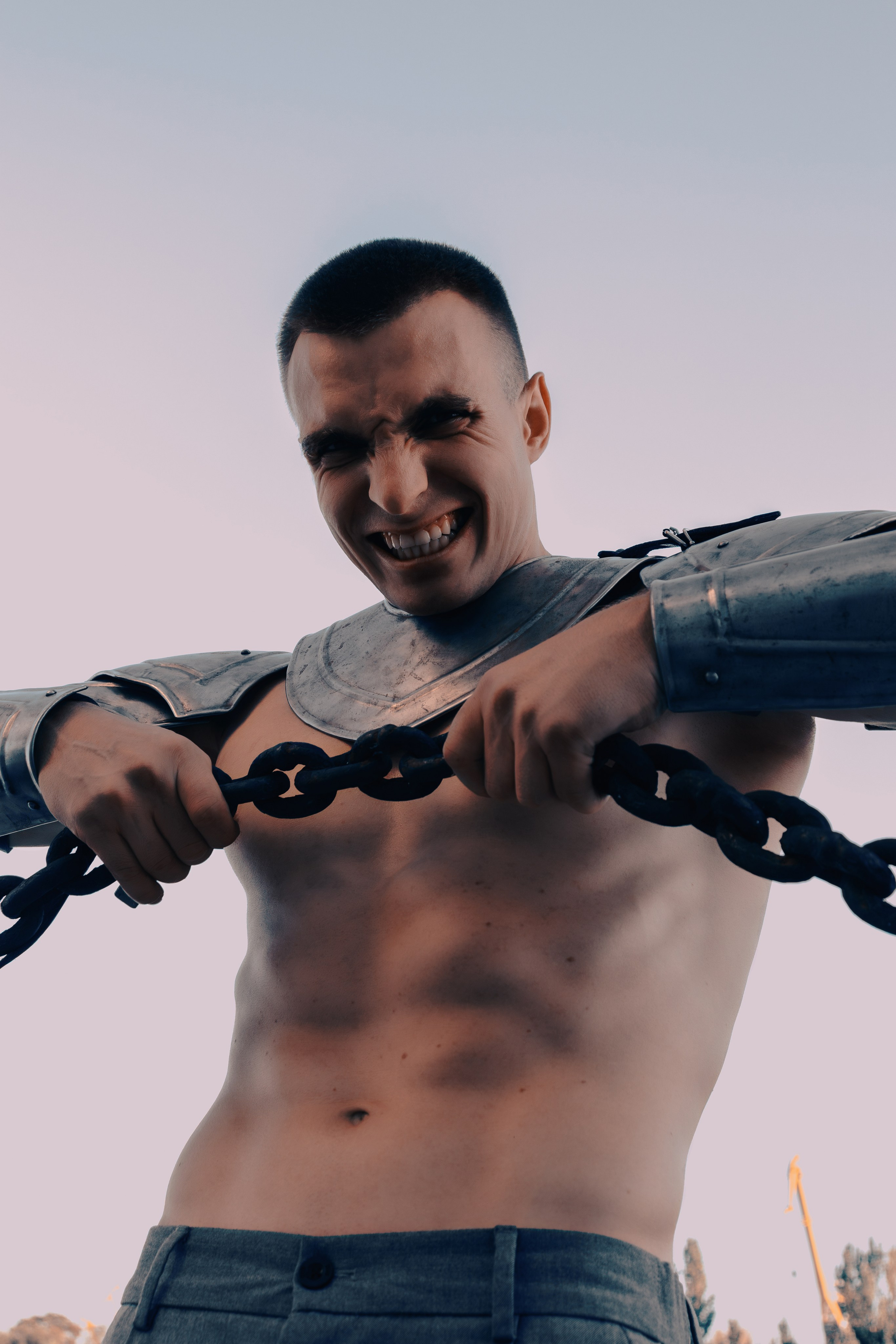 Мужской портрет разрывающий металлическую цепь
