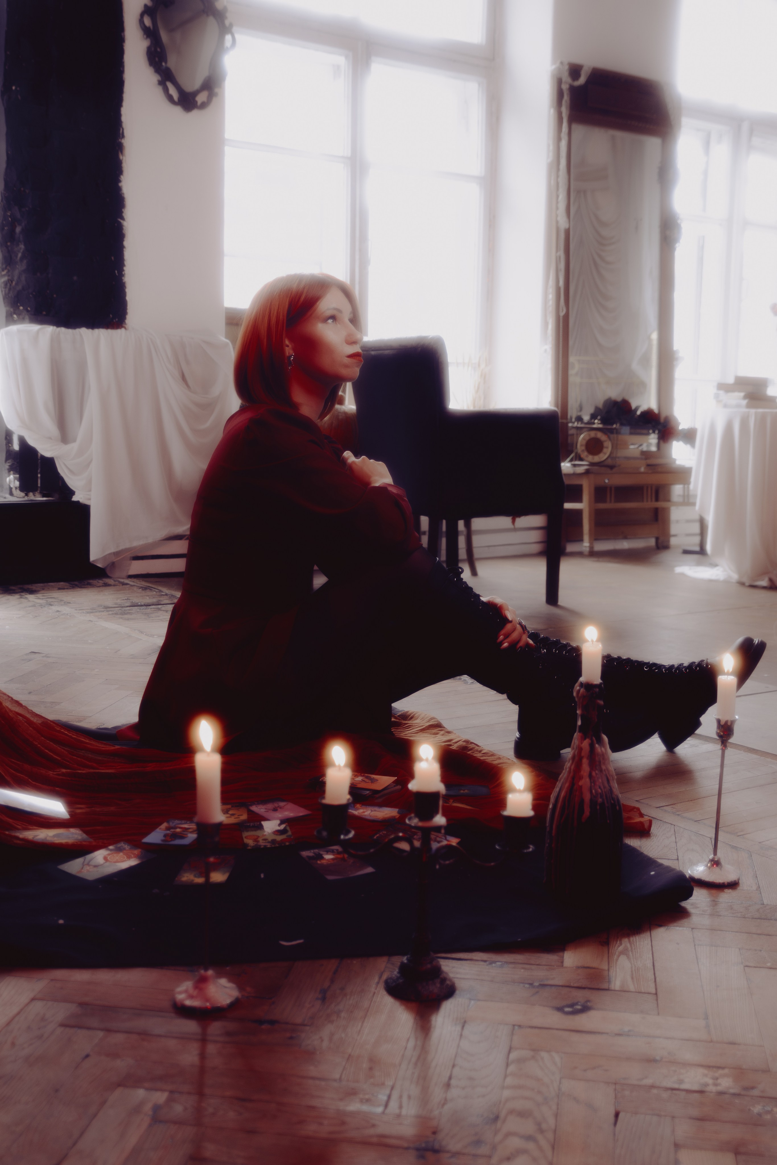 Крупный план глаз таролога, отражающий свет. Высокая резкость передаёт каждую деталь радужки.