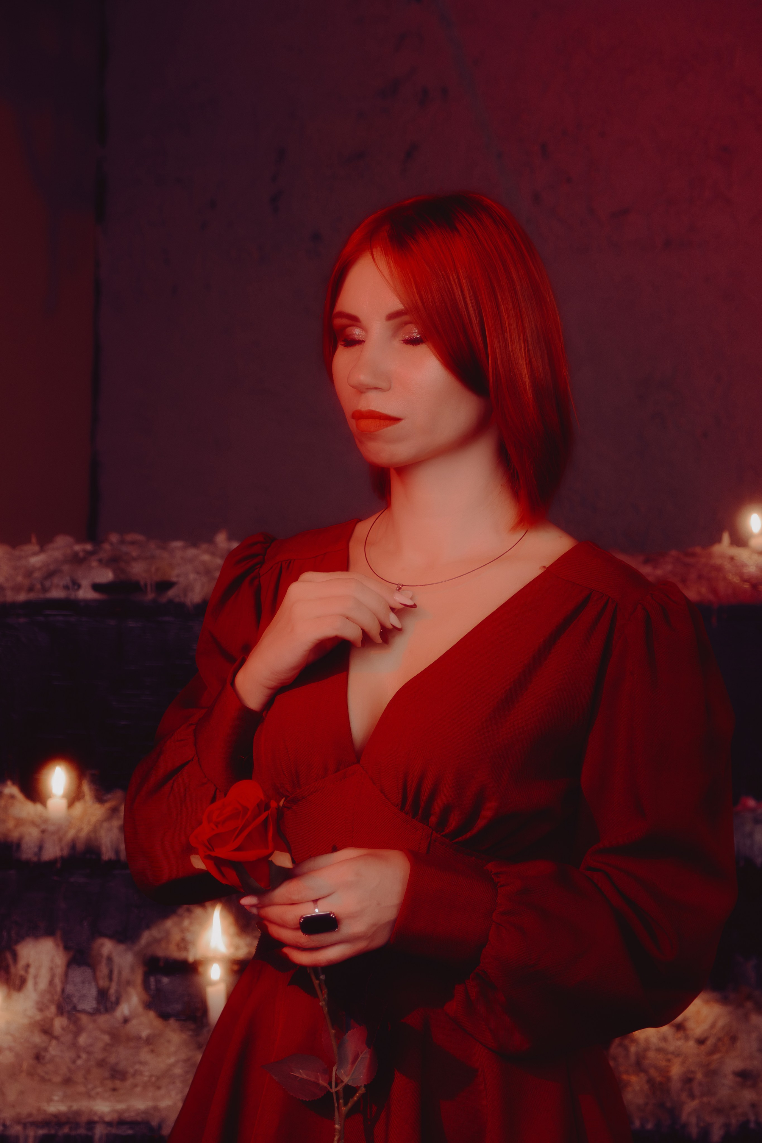 Портрет таролога с поднятой головой, взгляд вверх. Вертикальные линии фона усиливают ощущение возвышенности.