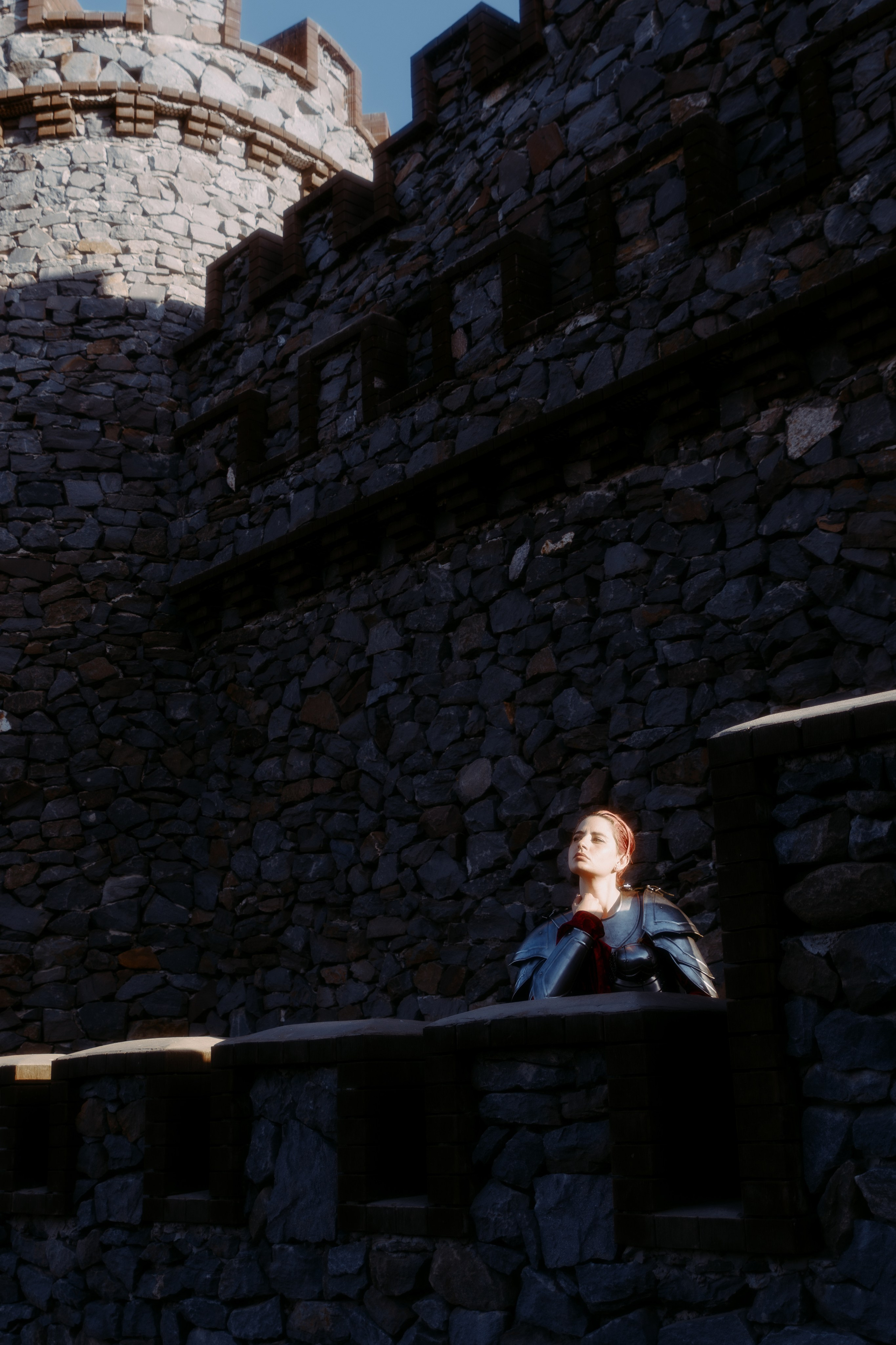 Портрет от лучей солнца девушки с красными волосами