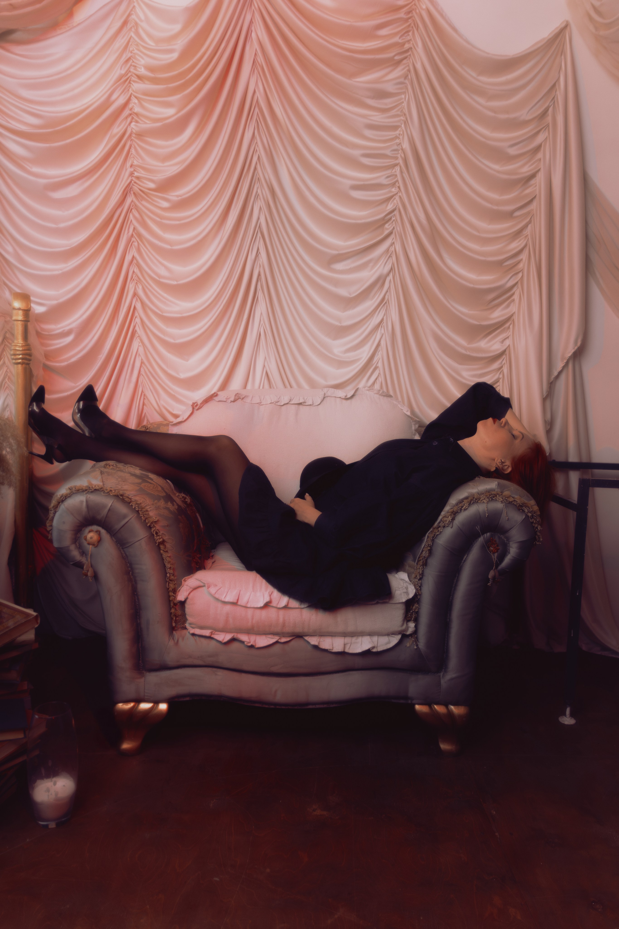 Портрет в светлых тонах: таролог улыбается уголками губ. Лёгкие блики на лице создают ощущение тепла.